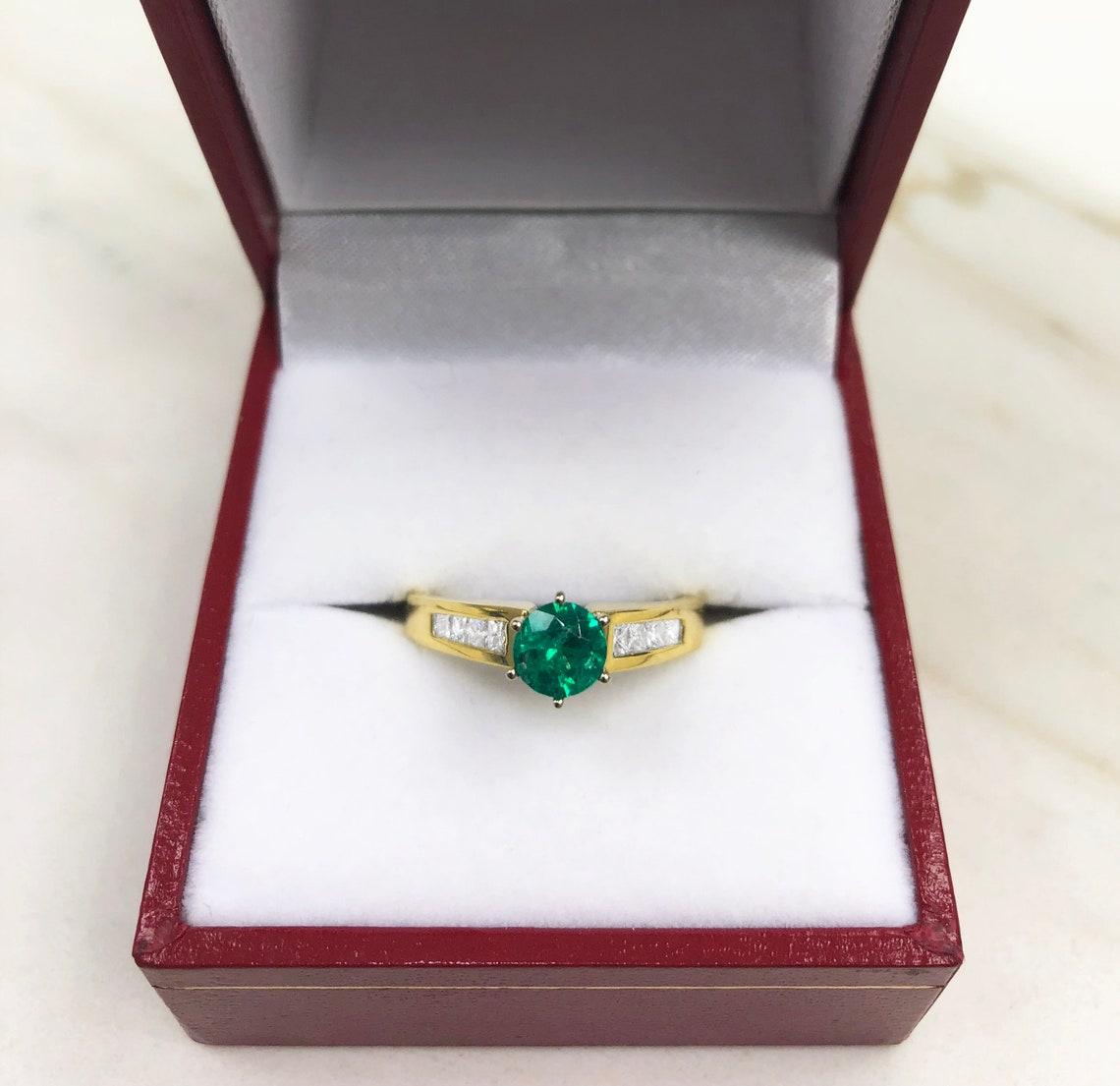 1,01 tcw 18K Runde kolumbianische Smaragd & Prinzessinnenschliff Diamant Akzent Ring im Zustand „Neu“ im Angebot in Jupiter, FL