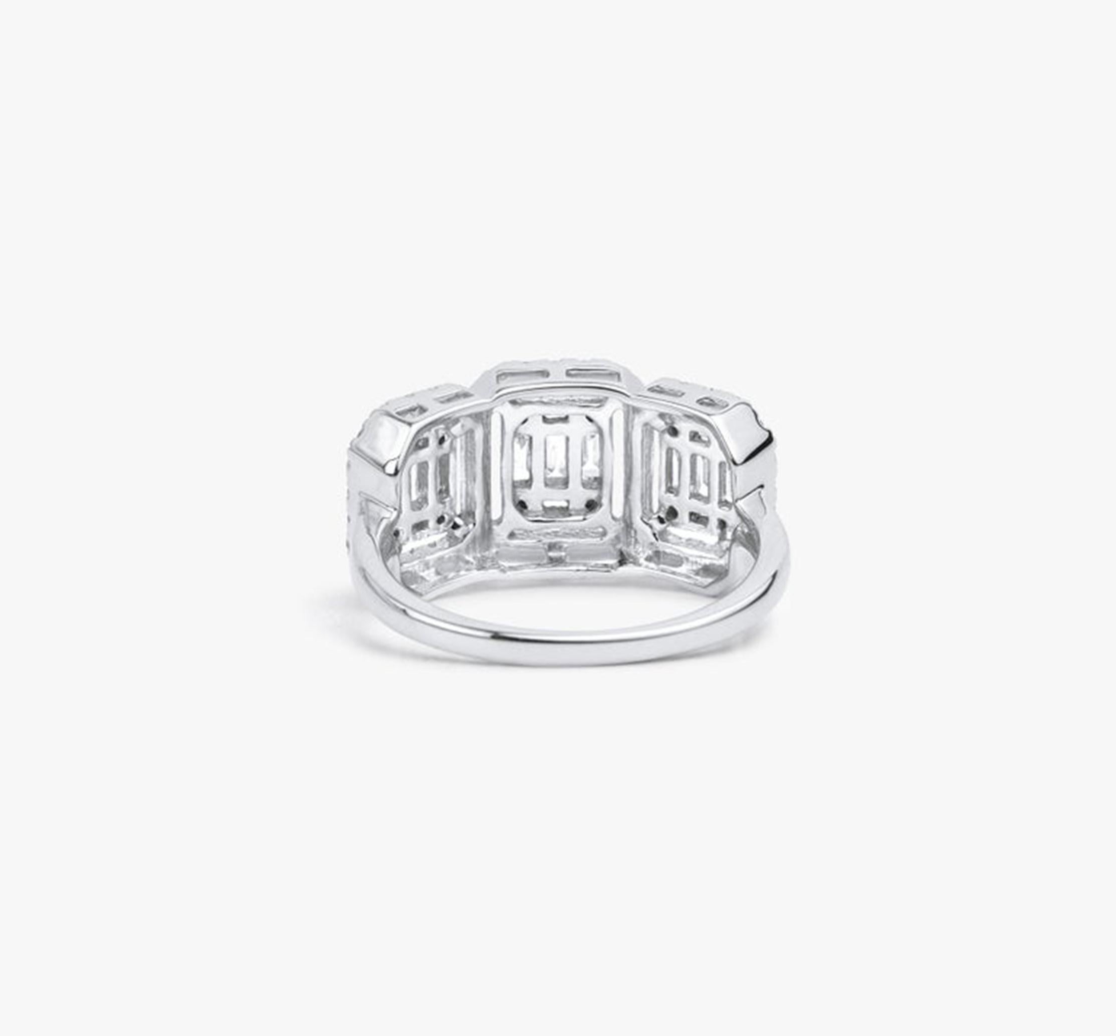 1.01tcw Baguette Diamond Art Deco Halo Ring in 18K White Gold  Déclaration de 3Stone Pour femmes en vente