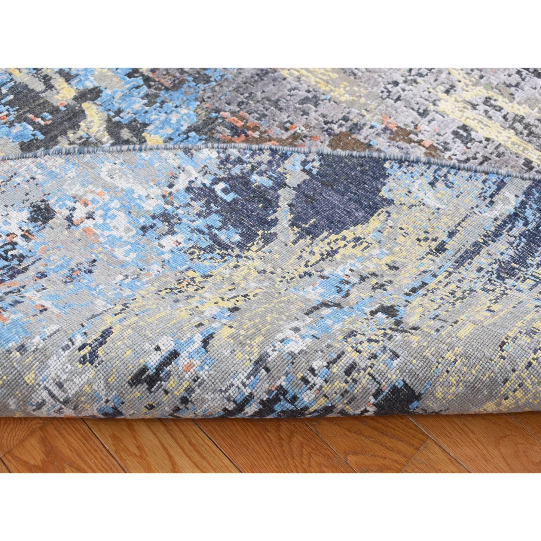 Steingrau, Seide mit texturierter Wolle, Abstraktes Design, Handgeknüpft, Runder Orientteppich
Primäre MATERIALIEN: Wolle & Seide
Latex: Kein Flor 
Höhe: 0,25 Zoll
Stil: Transitional
Grundfarbe: Grau
Sekundäre Farben: Gelb, Orange, Blau, Schwarz,