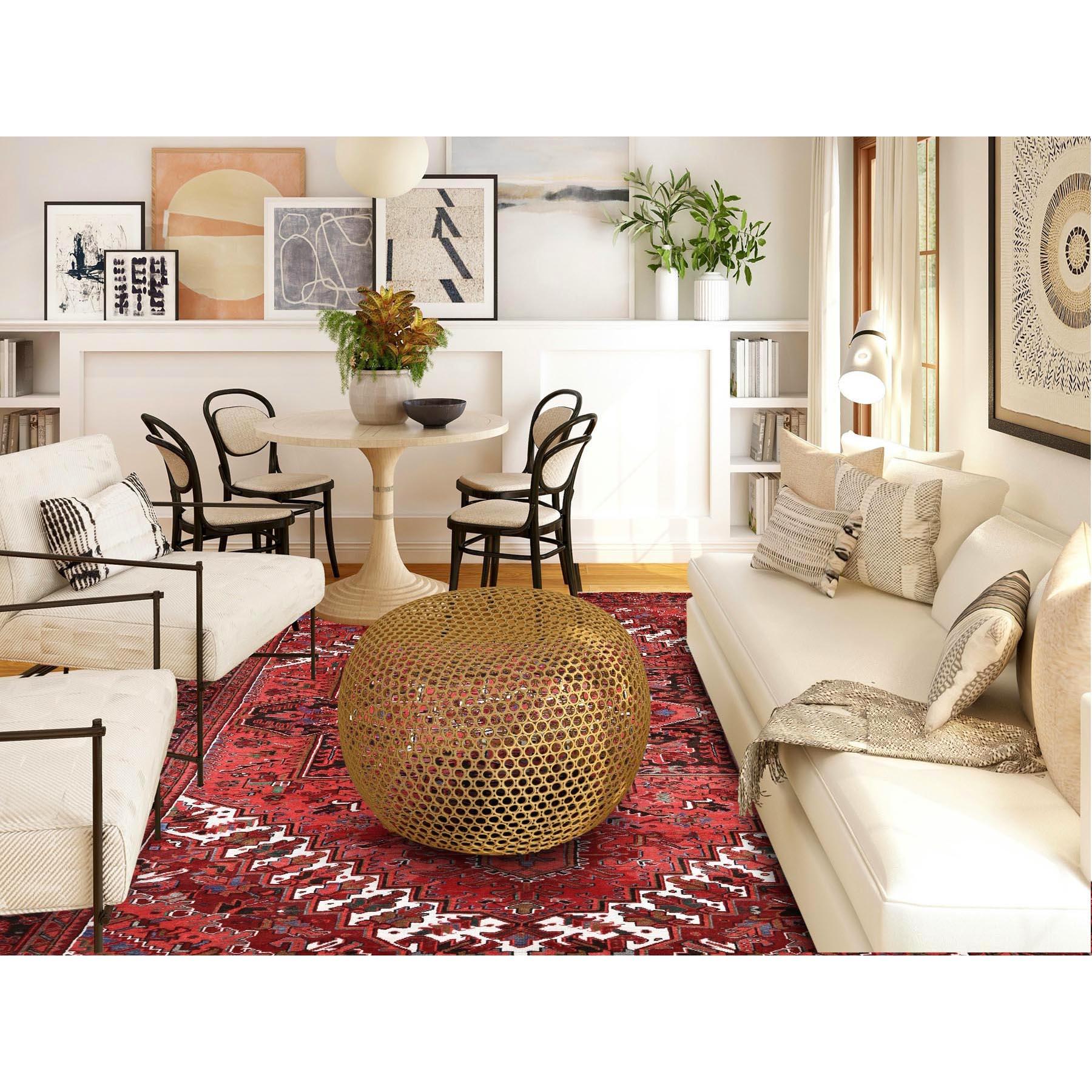 Imperial Red, Vintage Persian Heriz mit großem Medaillon-Design, 100% Wolle, handgeknüpft, gleichmäßig abgenutzt, abgeschabt, guter Zustand, Seiten und Enden professionell gesichert, Orientteppich
Primäre MATERIALIEN: Wolle
Latex: Kein Flor 
Höhe: