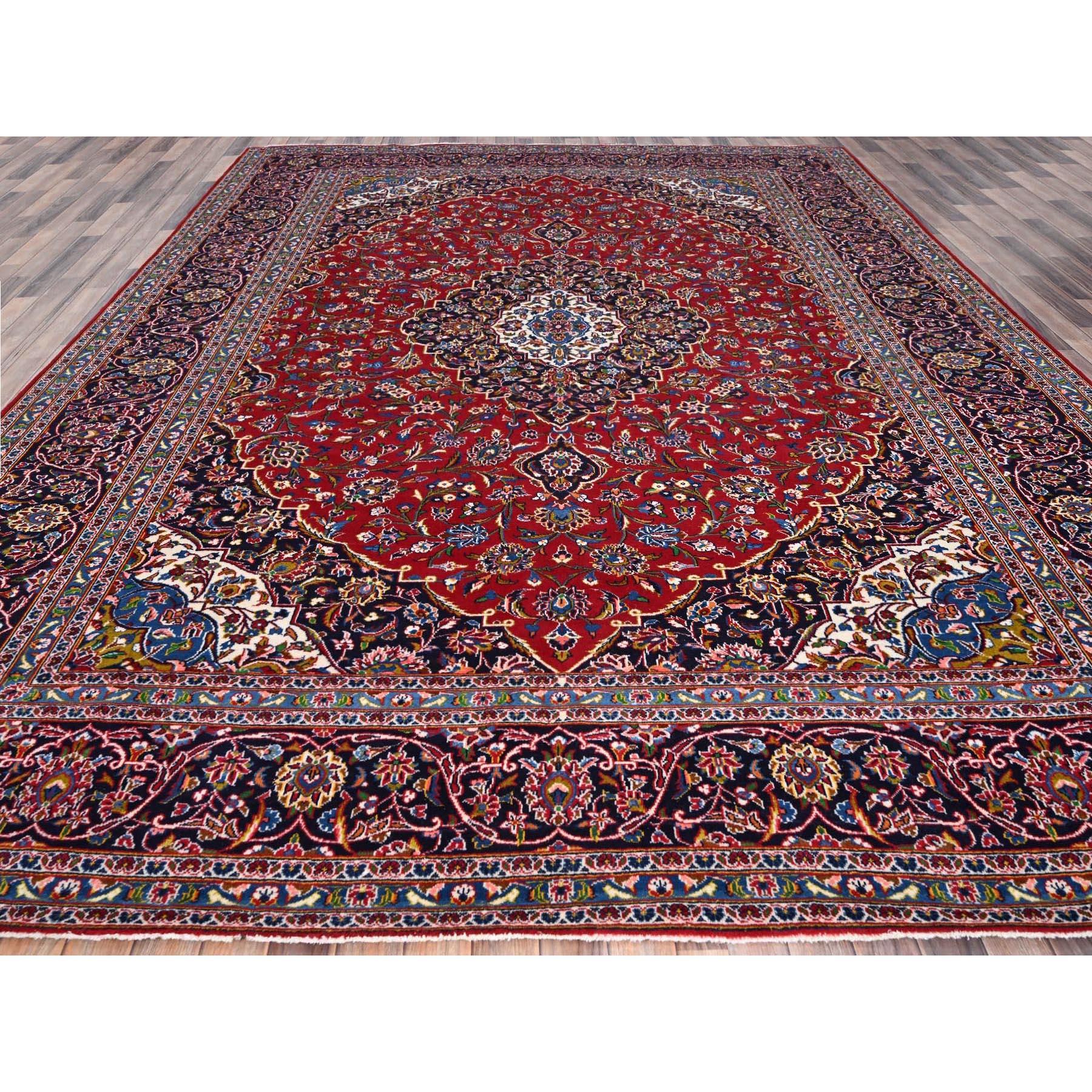 Si tratta di un autentico tappeto orientale vintage Kashan, annodato a mano, in pura lana, unico nel suo genere. È stato annodato per mesi e mesi con tecniche di tessitura secolari da esperti artigiani.
Materiali primari: Lana
Lattice: No Pile