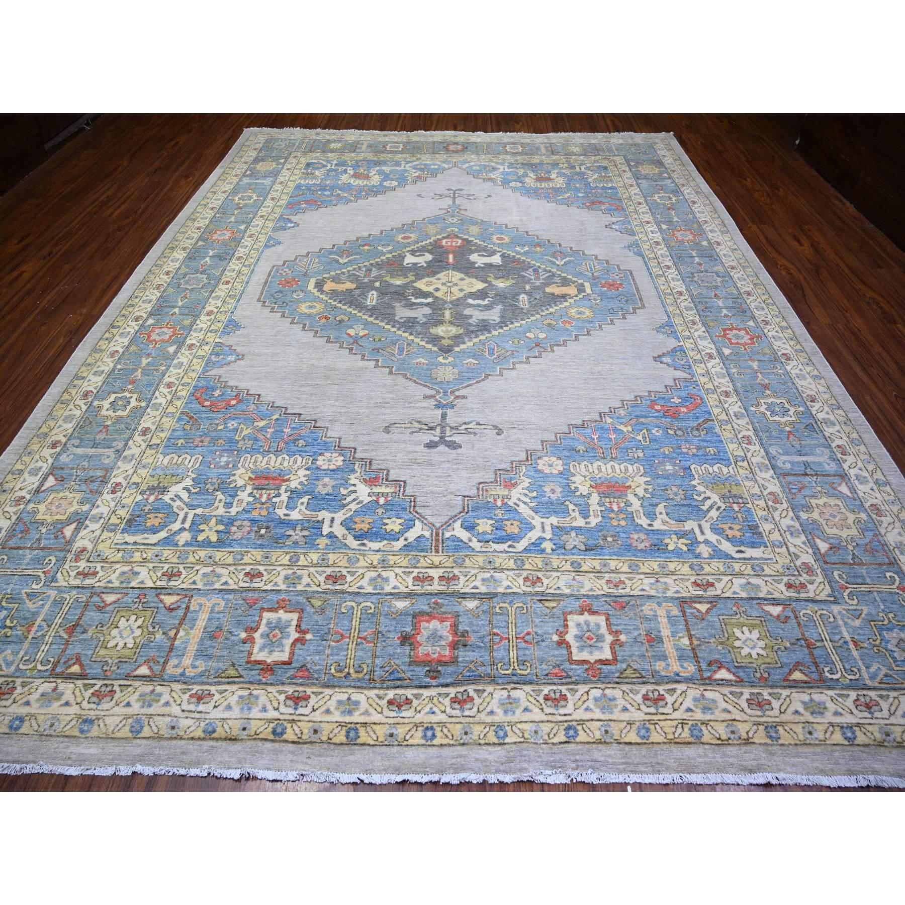 Il s'agit d'une véritable pièce unique Abalone Gray, Vegetable Dyes Natural Wool, Hand Knotted Peshawar Bakshaish Medallion Open Field Design, Dense Weave, Oriental Rug. Il a été noué pendant des mois et des mois dans l'artisanat de tissage