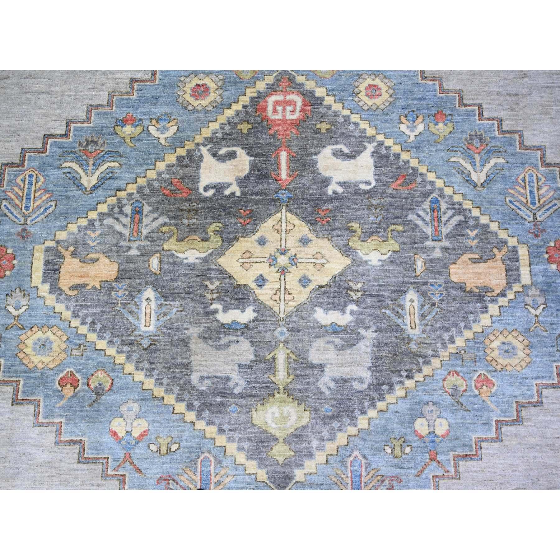 Tapis médaillon Peshawar Bakshaish en laine naturelle grise nouée à la main 10'1