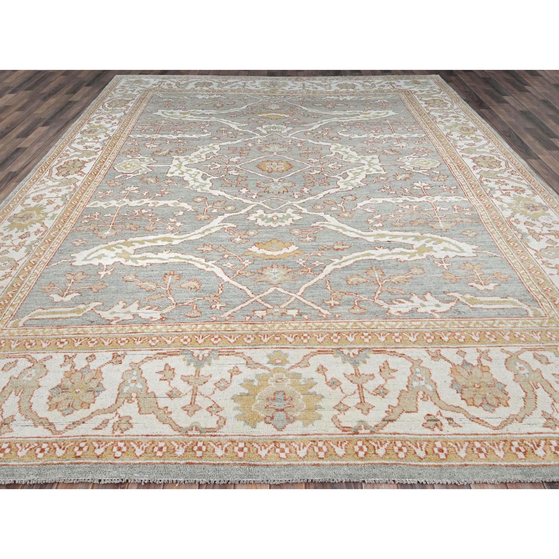 Il s'agit d'un véritable tapis d'Orient, unique en son genre, de Design/One, Collection Supple, épais et pelucheux, noué à la main, en pure laine, surdimensionné.  Il a été noué pendant des mois et des mois selon des techniques de tissage séculaires