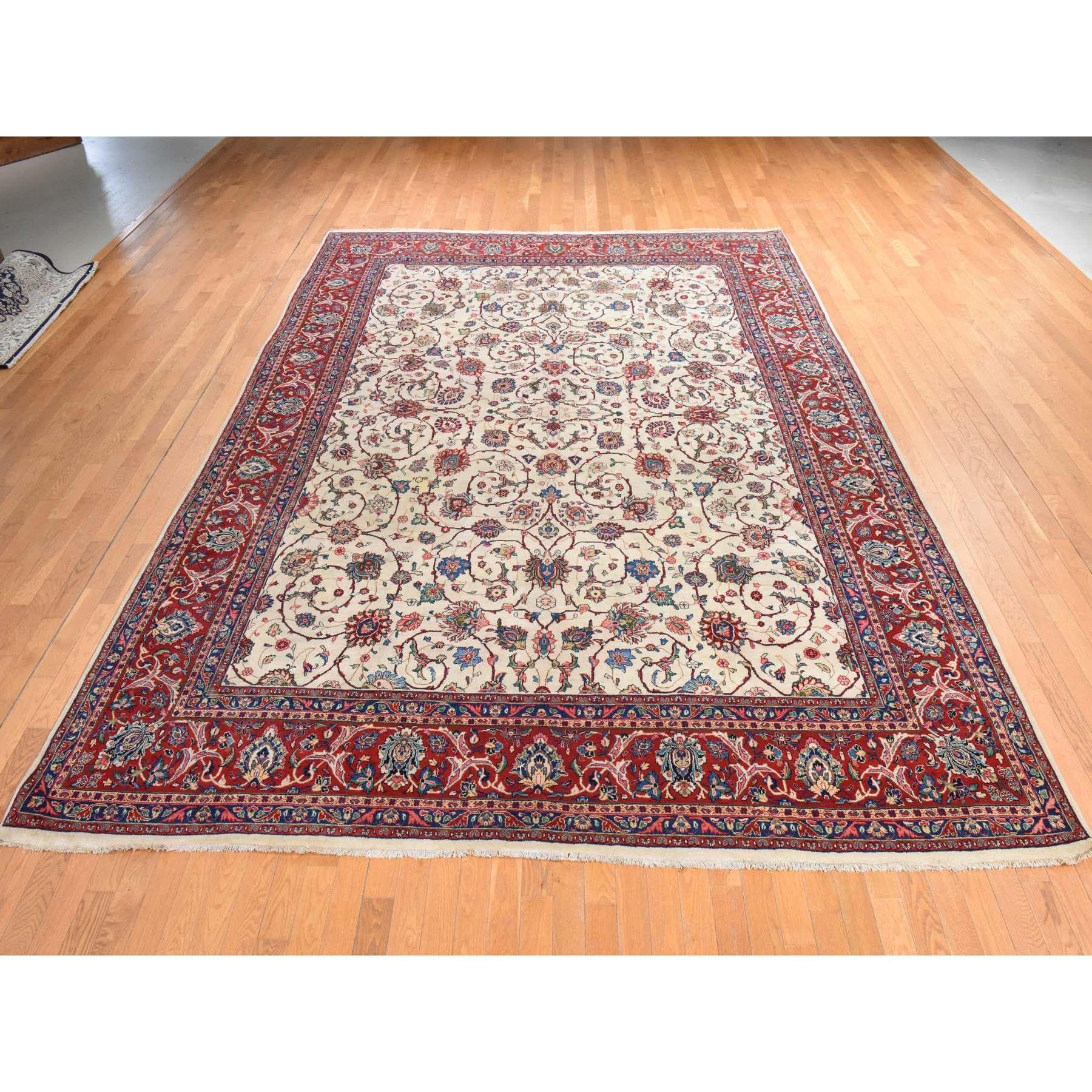 Pergamentweiß, Halbantiker persischer Sarouk, Guter Zustand, Voller Flor, All Over Blumen und Ranken Design, Sauber und geschmeidig, 100% Wolle, Handgeknüpft, Orientteppich
Primäre MATERIALIEN: Wolle
Latex: Kein Flor 
Höhe: 0,25 Zoll
Stil: