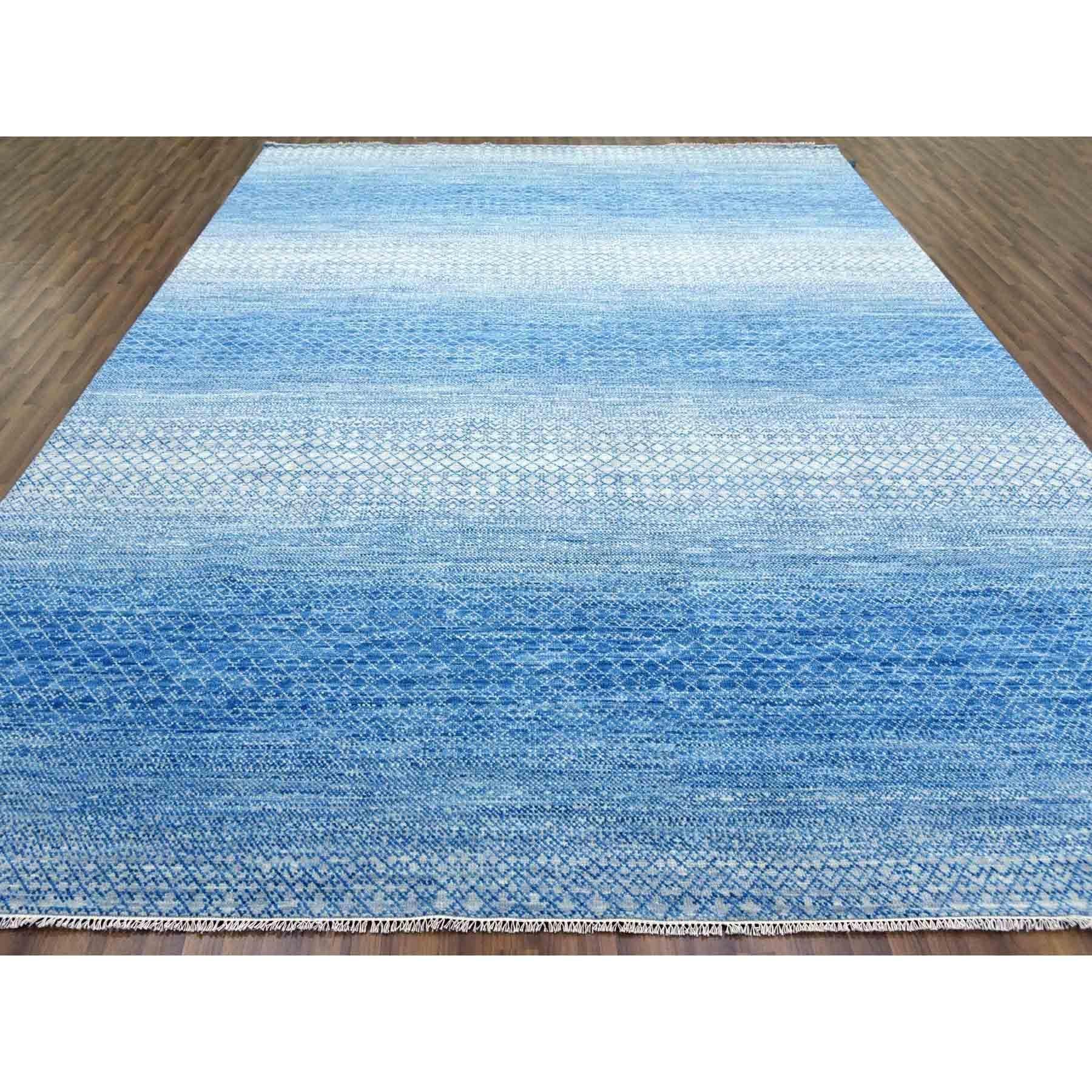 Si tratta di un autentico tappeto orientale unico nel suo genere, di colore blu, annodato a mano, della collezione Chiaroscuro, in pura lana, spesso e soffice. È stato annodato per mesi e mesi con tecniche di tessitura secolari da esperti