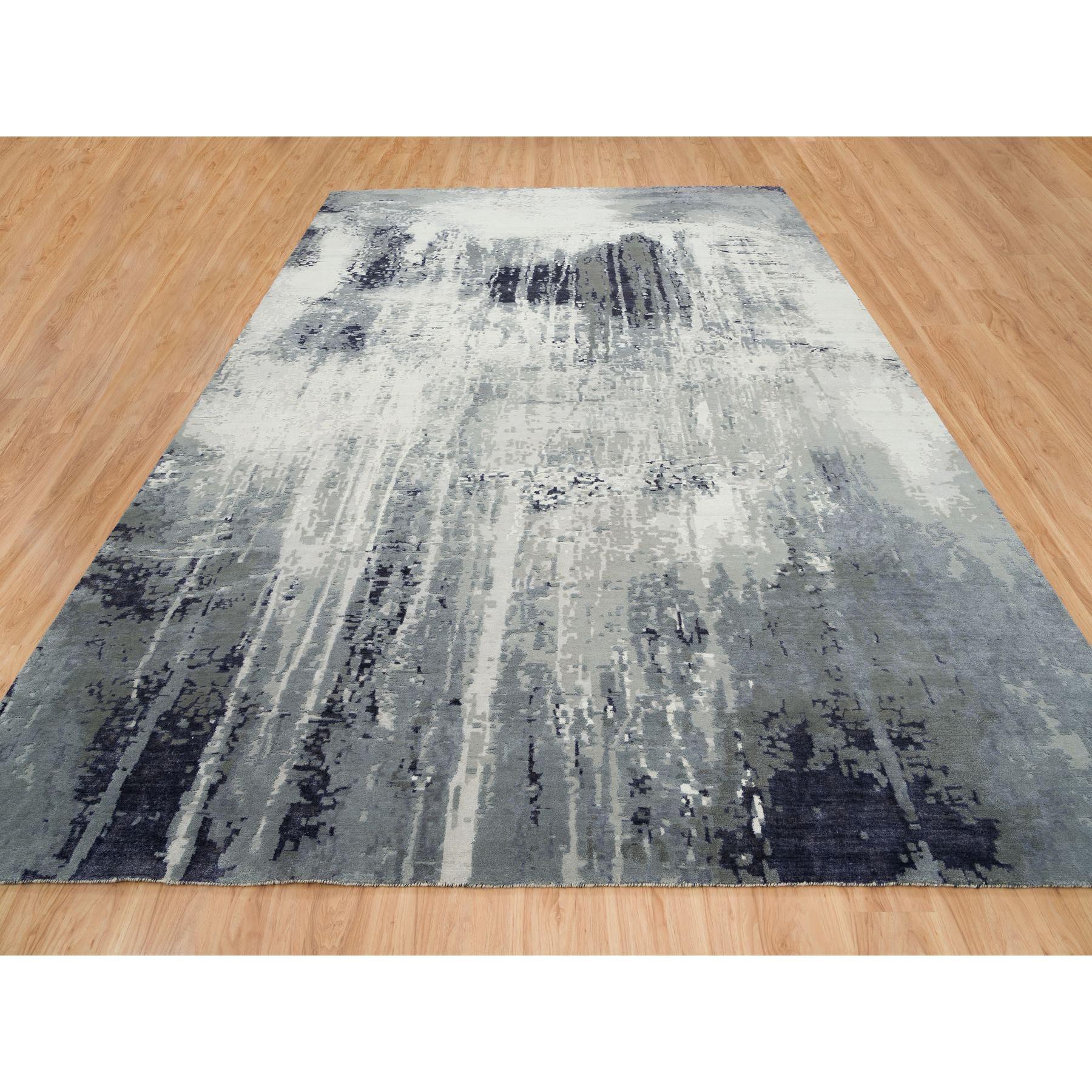 Nero con tocchi d'avorio, Tappeto orientale con disegno astratto moderno annodato a mano, lana e seta
Materiali primari: Lana e seta
Lattice: No Pile 
altezza: 0,25 pollici
Stile: Di transizione
Colore primario: Nero
Colori secondari: Grigio, Blu