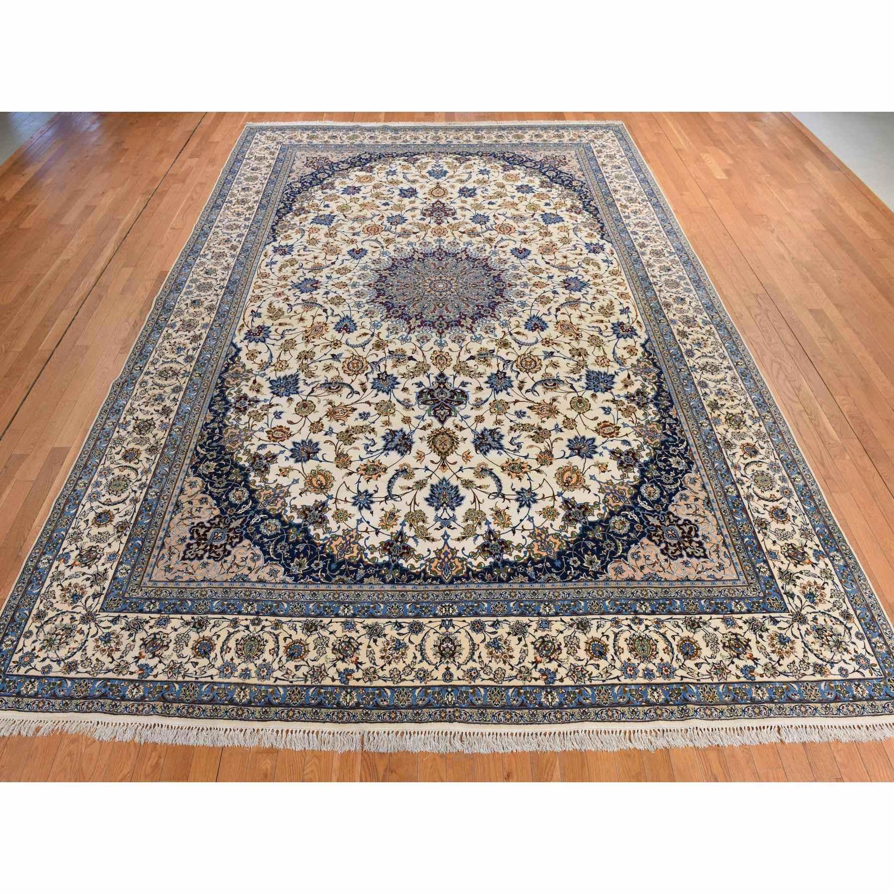 Lino avorio, Tappeto persiano d'epoca Esfahan, 400 KPSI, Buone condizioni, Pulito, Morbido e flessibile, Annodato a mano, Lana e seta su seta orientale
Materiali primari: Lana e seta
Lattice: No Pile 
altezza: 0,25 pollici
Stile: Tradizionale
Colore
