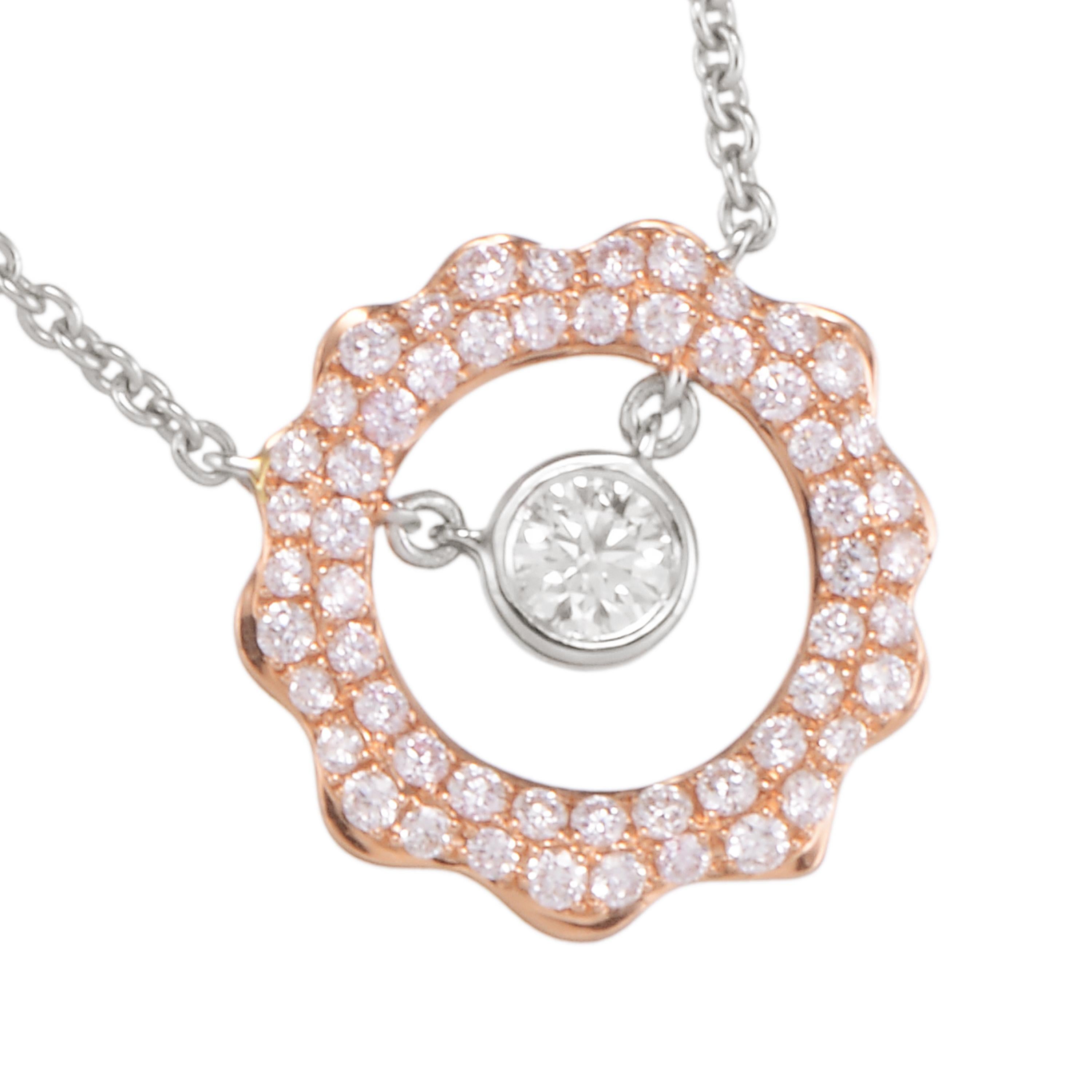En forme de soleil, le collier pendentif de Butani est fabriqué à la main en or rose 18 carats et comporte un diamant rond de taille brillant de 0,28 carat au centre, illuminé par 0,74 carat de diamants pavés étincelants.  Portez-la seule ou