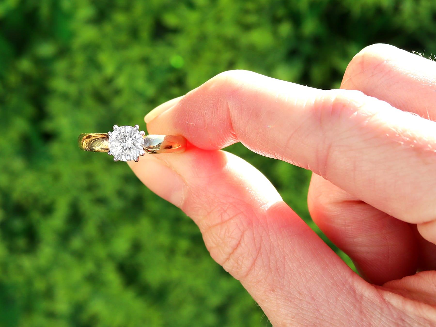 Une impressionnante bague solitaire en or jaune 18 carats, sertie de platine, ornée d'un diamant moderne brillant de 1,02 carat de taille ronde, faisant partie de notre gamme diversifiée de bijoux en diamant.

Cette impressionnante bague en diamant