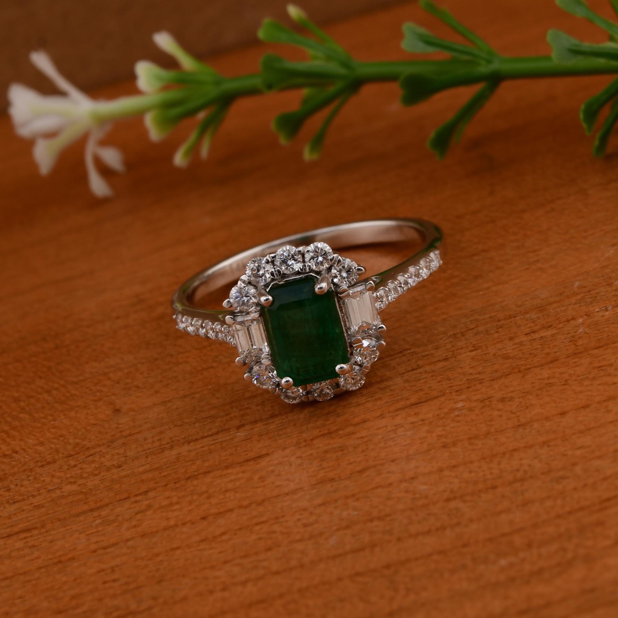 1.02 Carat Emerald 0.54 Carat SI Clarity HI Color Diamond Ring 14K White Gold In New Condition For Sale In Diera, Dubai