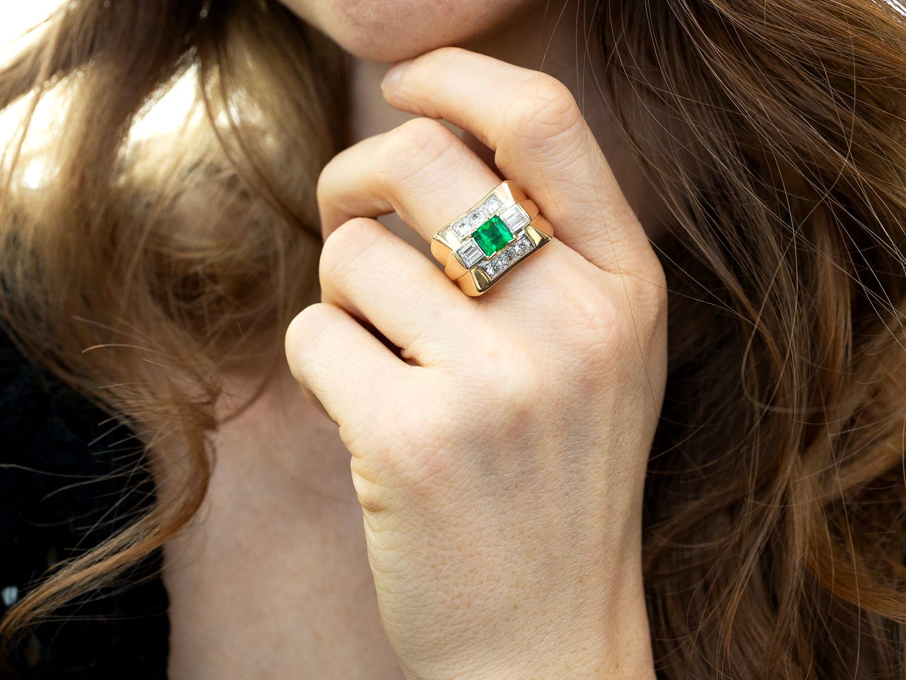 Esmeralda de 1,02 quilates y anillo de cóctel de oro con diamantes de 1,05 quilates Corte europeo antiguo en venta