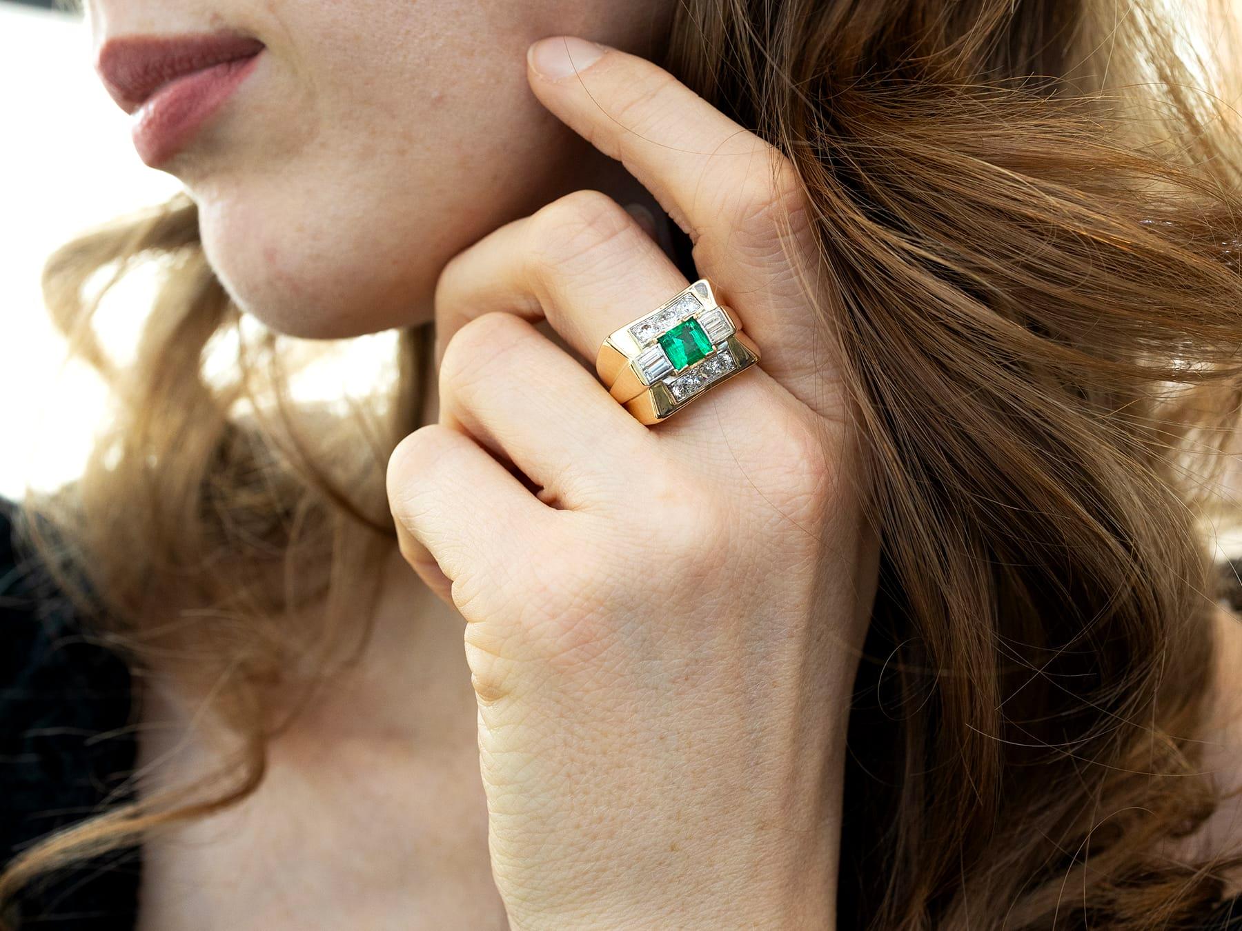 Esmeralda de 1,02 quilates y anillo de cóctel de oro con diamantes de 1,05 quilates en Excelente estado para la venta en Jesmond, Newcastle Upon Tyne