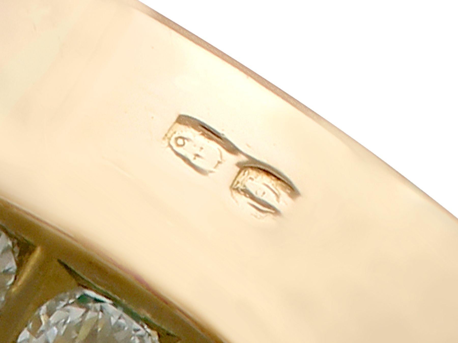 Bague cocktail en or avec émeraude de 1,02 carat et diamants de 1,05 carat Unisexe en vente