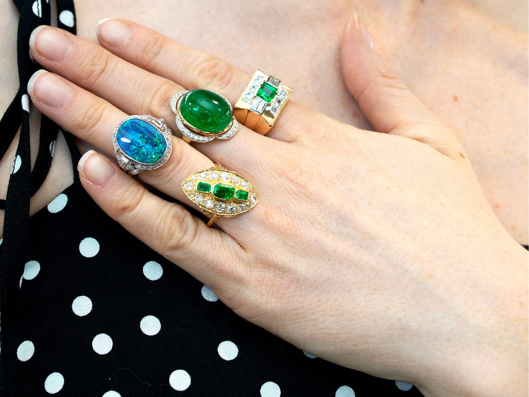 Femenino o masculino Esmeralda de 1,02 quilates y anillo de cóctel de oro con diamantes de 1,05 quilates en venta