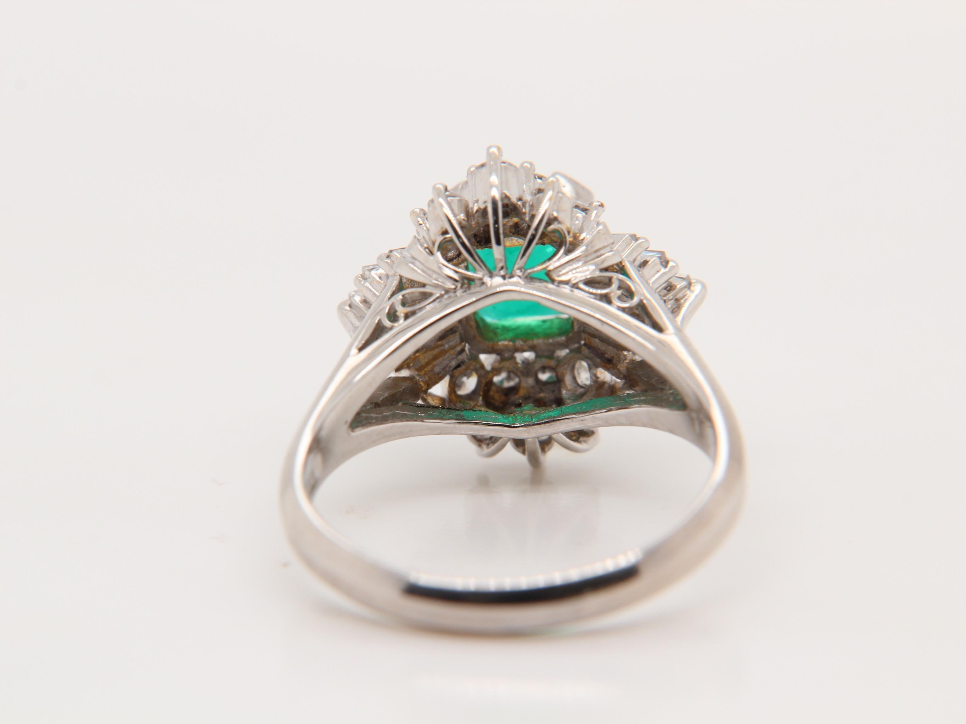 1.02 Carat Emerald and Diamond Ring in 18 Karat Gold In New Condition In Bangkok, TH