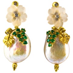 Clous d'oreilles en or jaune avec émeraude blanche, diamant et perle de cristal de roche de 1,02 carat