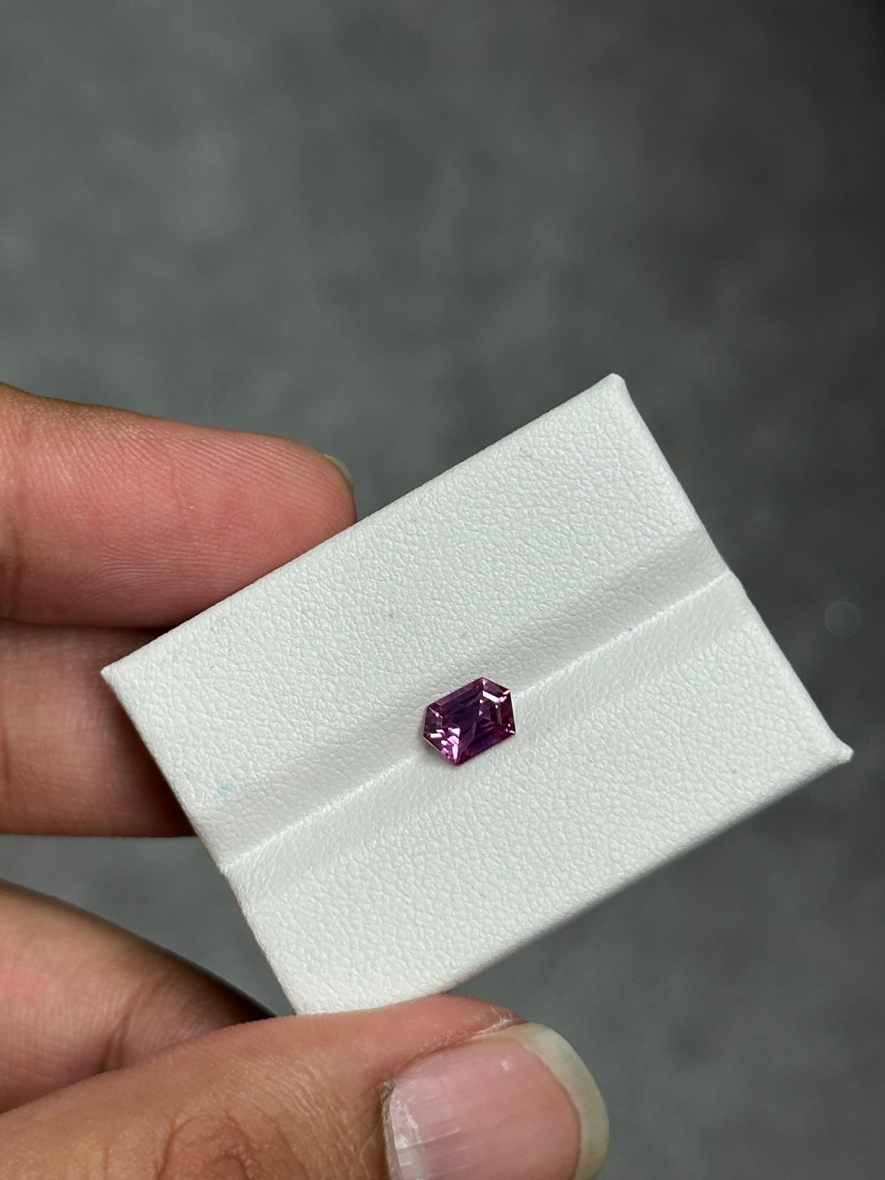 Saphir violet fantaisie taille hexagonale de 1,02 carat en vente 6