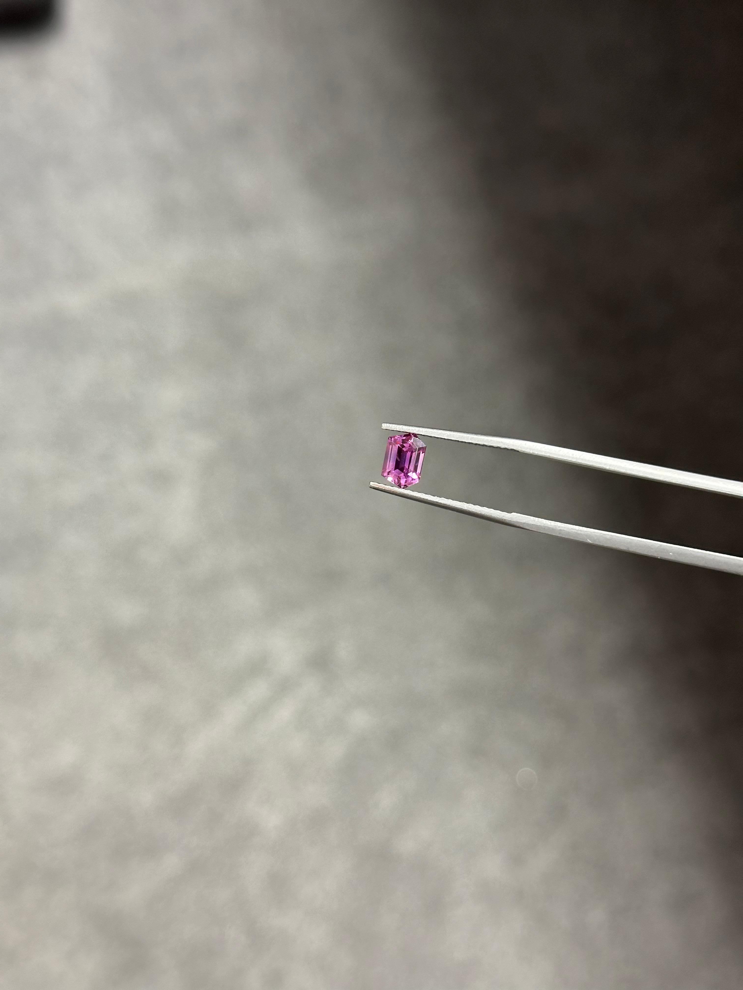 Un saphir de 1,79 carat, resplendissant dans une légère teinte violette. Cette gemme exquise n'a subi qu'un traitement thermique standard, conservant ainsi son origine 100 % naturelle. Le saphir est taillé à la perfection dans un hexagone