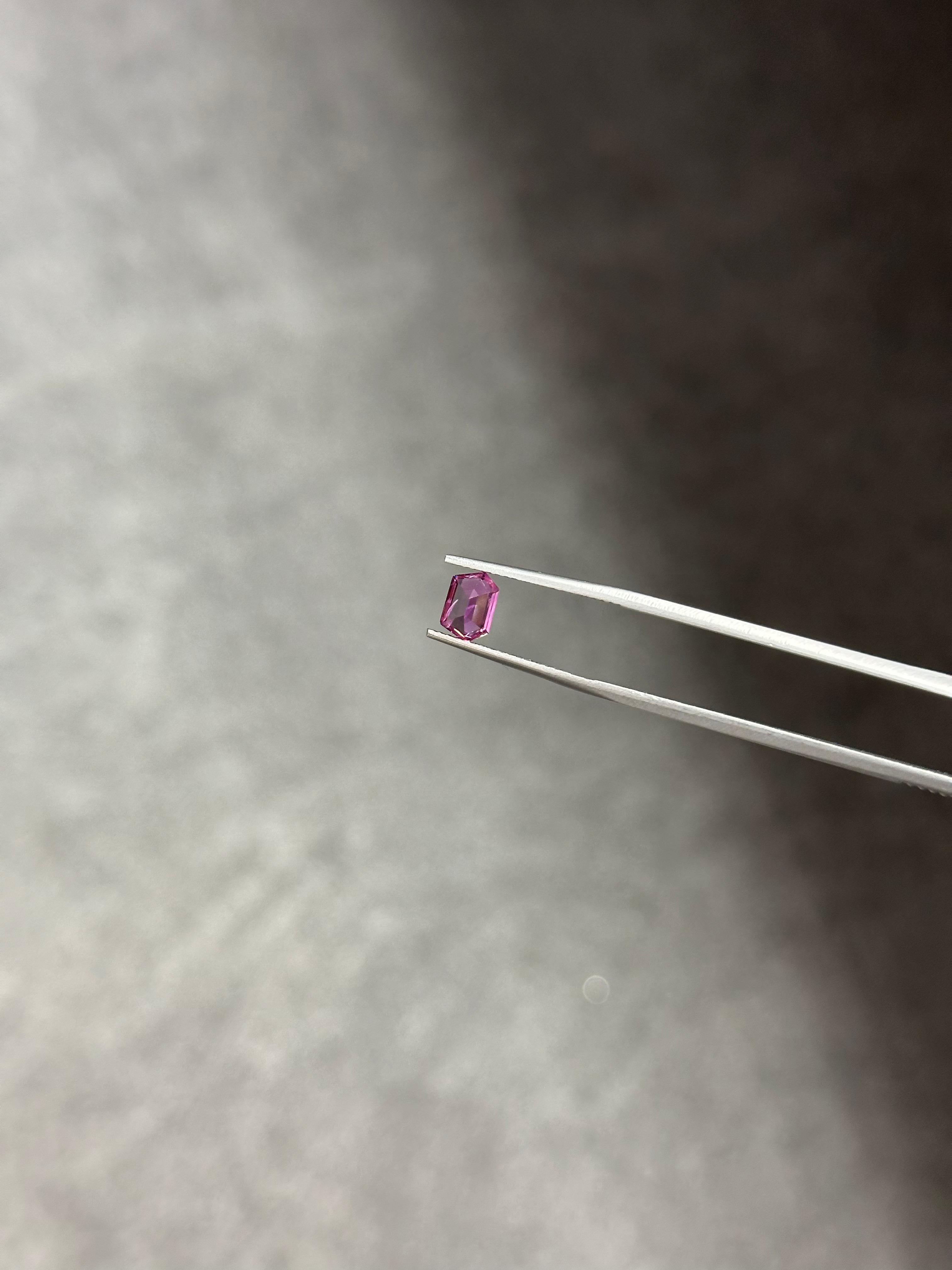 Saphir violet fantaisie taille hexagonale de 1,02 carat Neuf - En vente à Bangkok, TH