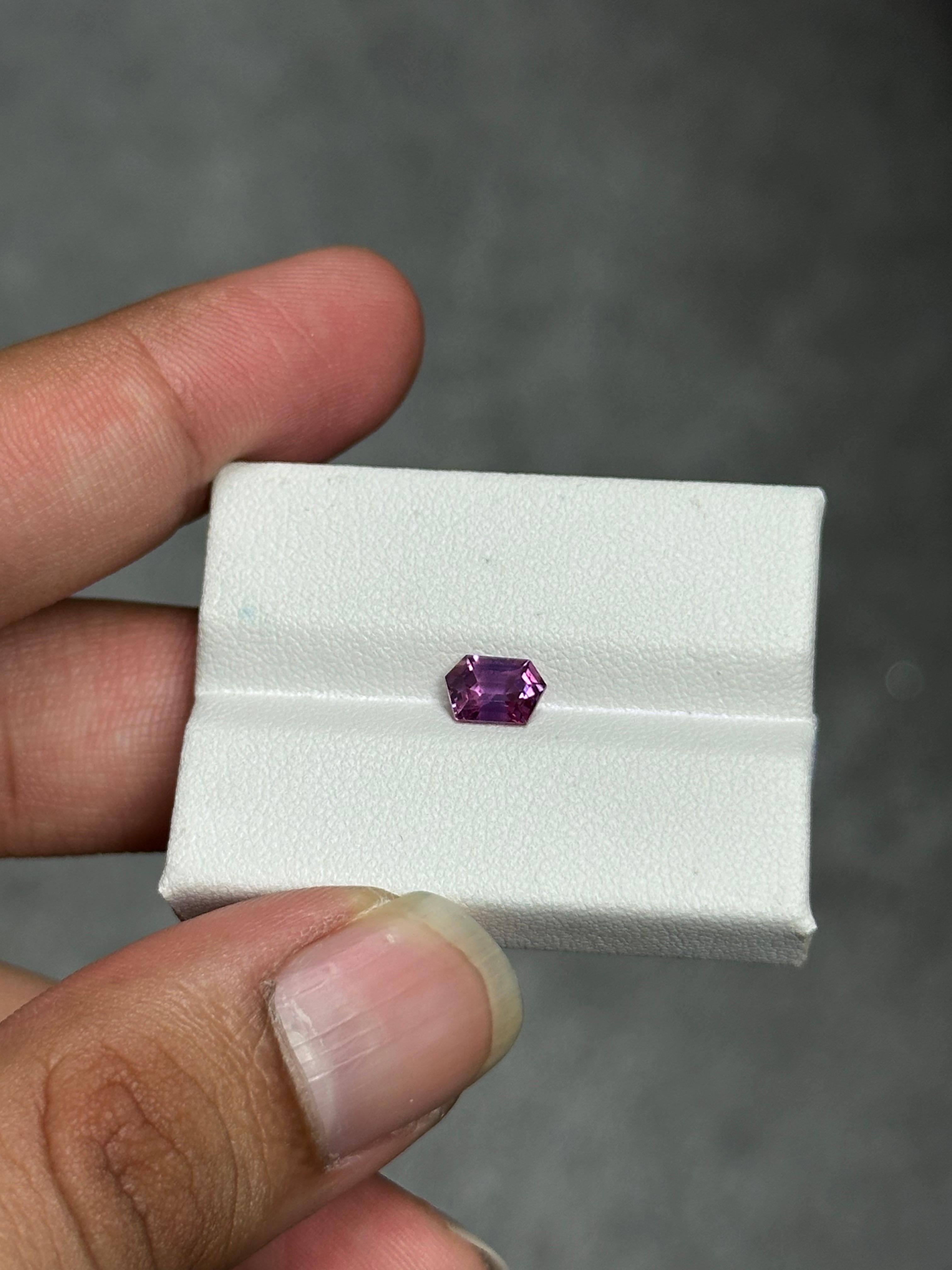 Saphir violet fantaisie taille hexagonale de 1,02 carat en vente 4