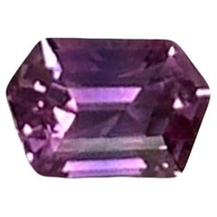 Saphir violet fantaisie taille hexagonale de 1,02 carat
