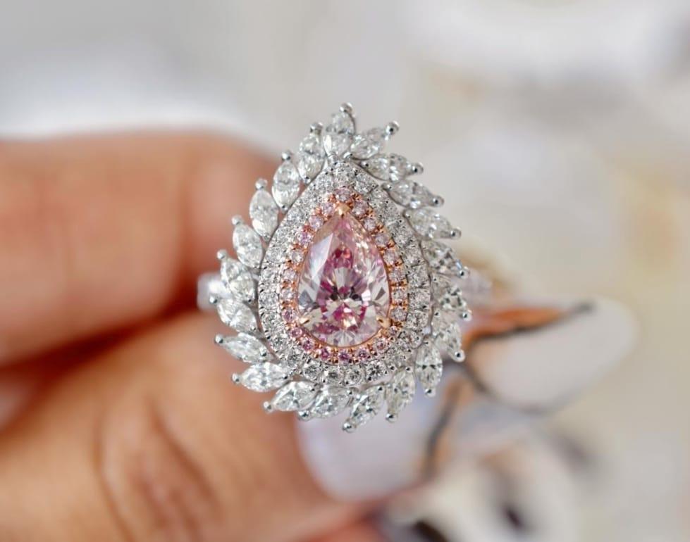 **100% NATURAL FANCY COLOUR DIAMOND JEWELLERY**

✪ Jewellery Details ✪

♦ MAIN STONE DETAILS

➛ Stone Shape: Pear
➛ Stone Color: Fancy Pink
➛ Stone Weight: 1.02 carats
➛ Clarity: VS
➛ AGL certified

♦ SIDE STONE DETAILS

➛ Side pink diamonds - 22