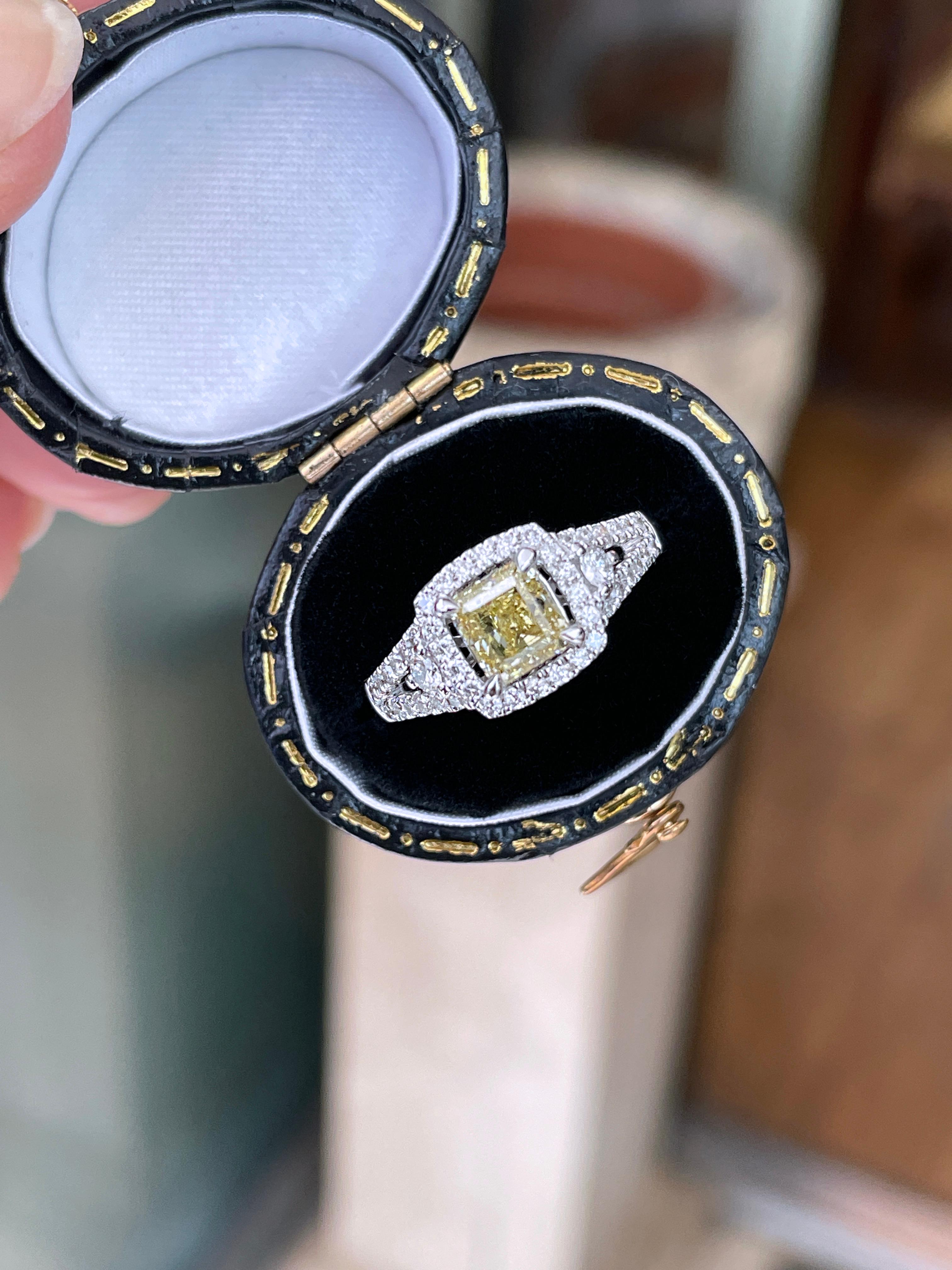 1,02 Karat Verlobungsring mit gelbem Fancy-Diamant aus 18 Karat Weißgold (Moderne) im Angebot