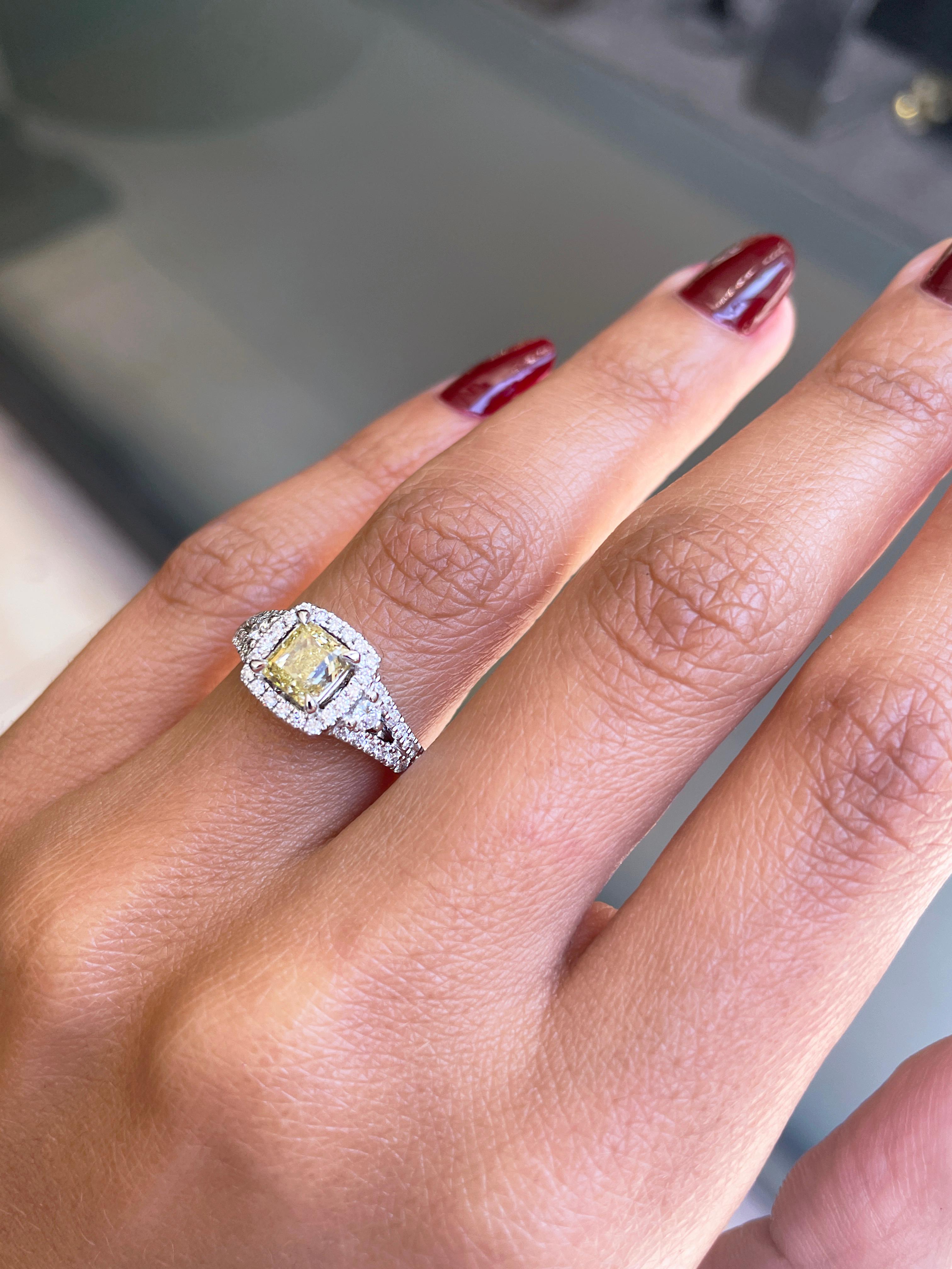 1,02 Karat Verlobungsring mit gelbem Fancy-Diamant aus 18 Karat Weißgold (Smaragdschliff) im Angebot
