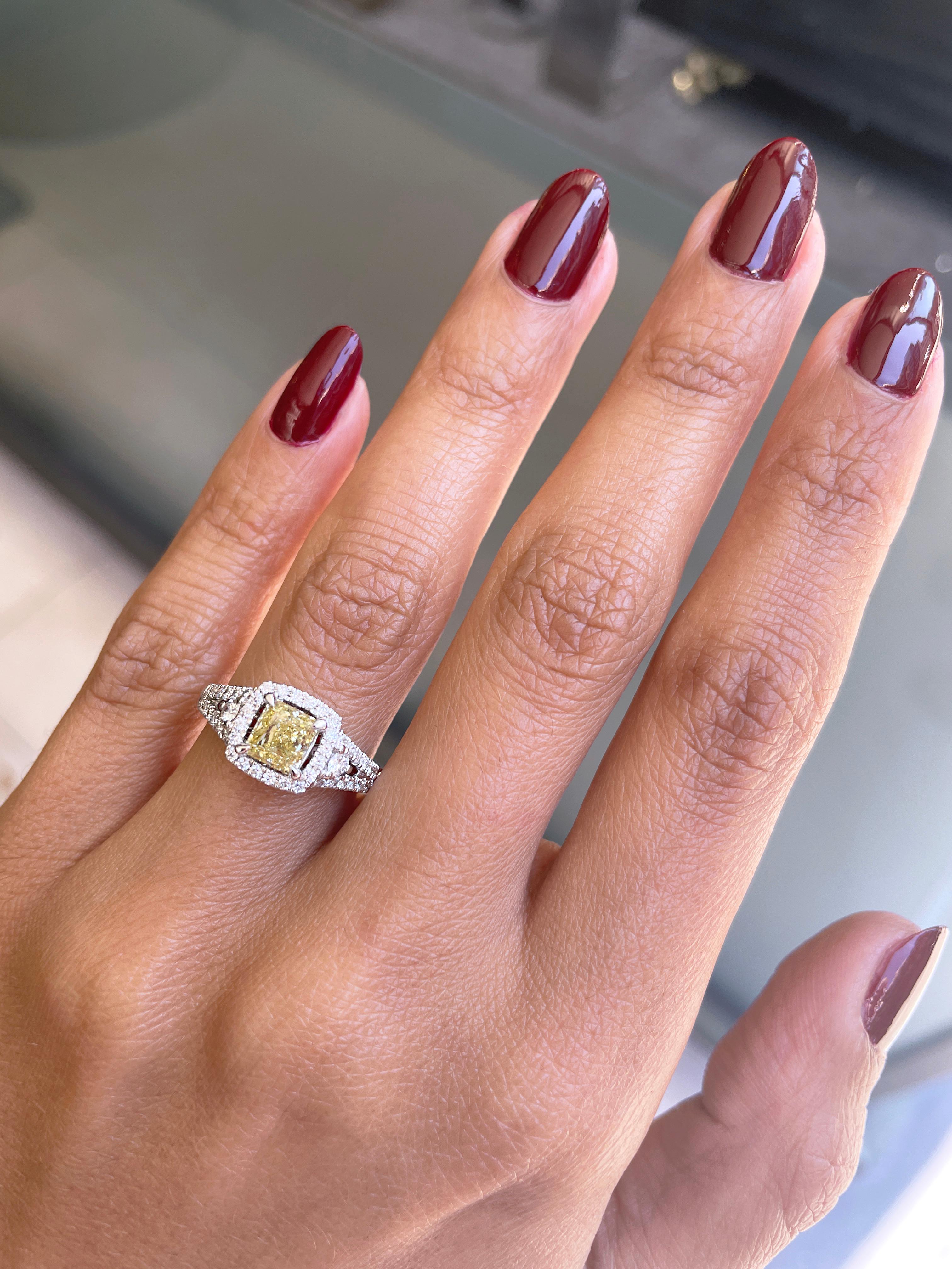 1,02 Karat Verlobungsring mit gelbem Fancy-Diamant aus 18 Karat Weißgold im Zustand „Neu“ im Angebot in London, GB