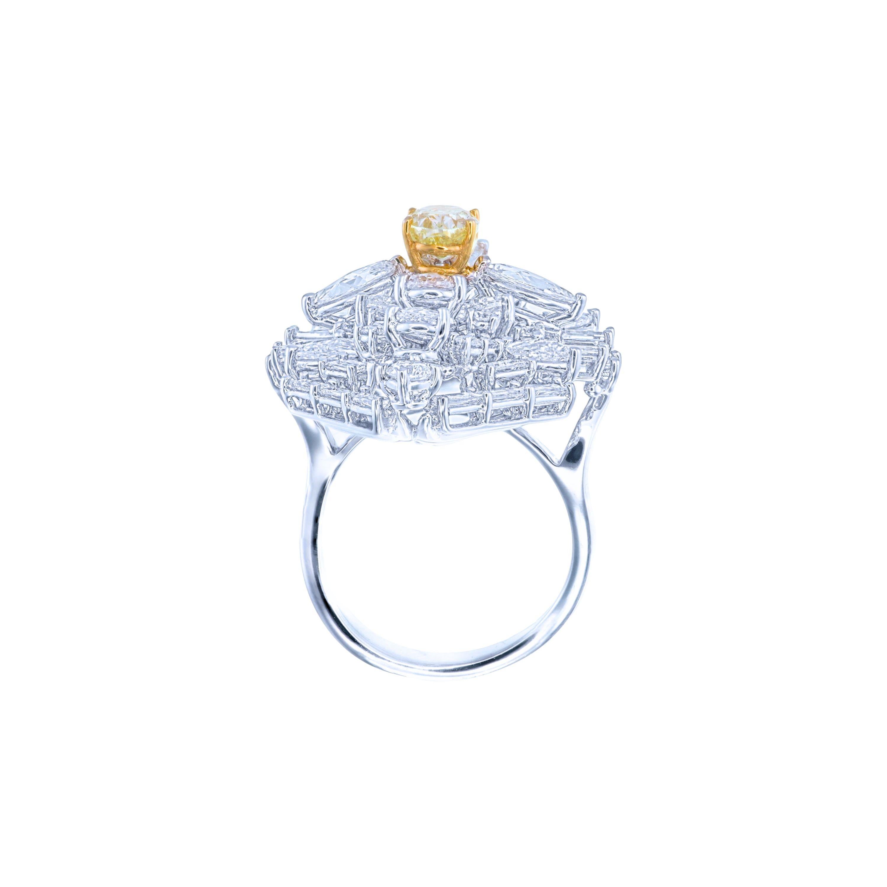 Anillo de diamantes blancos y diamantes ovalados amarillos de fantasía de 1,02 quilates Contemporáneo en venta