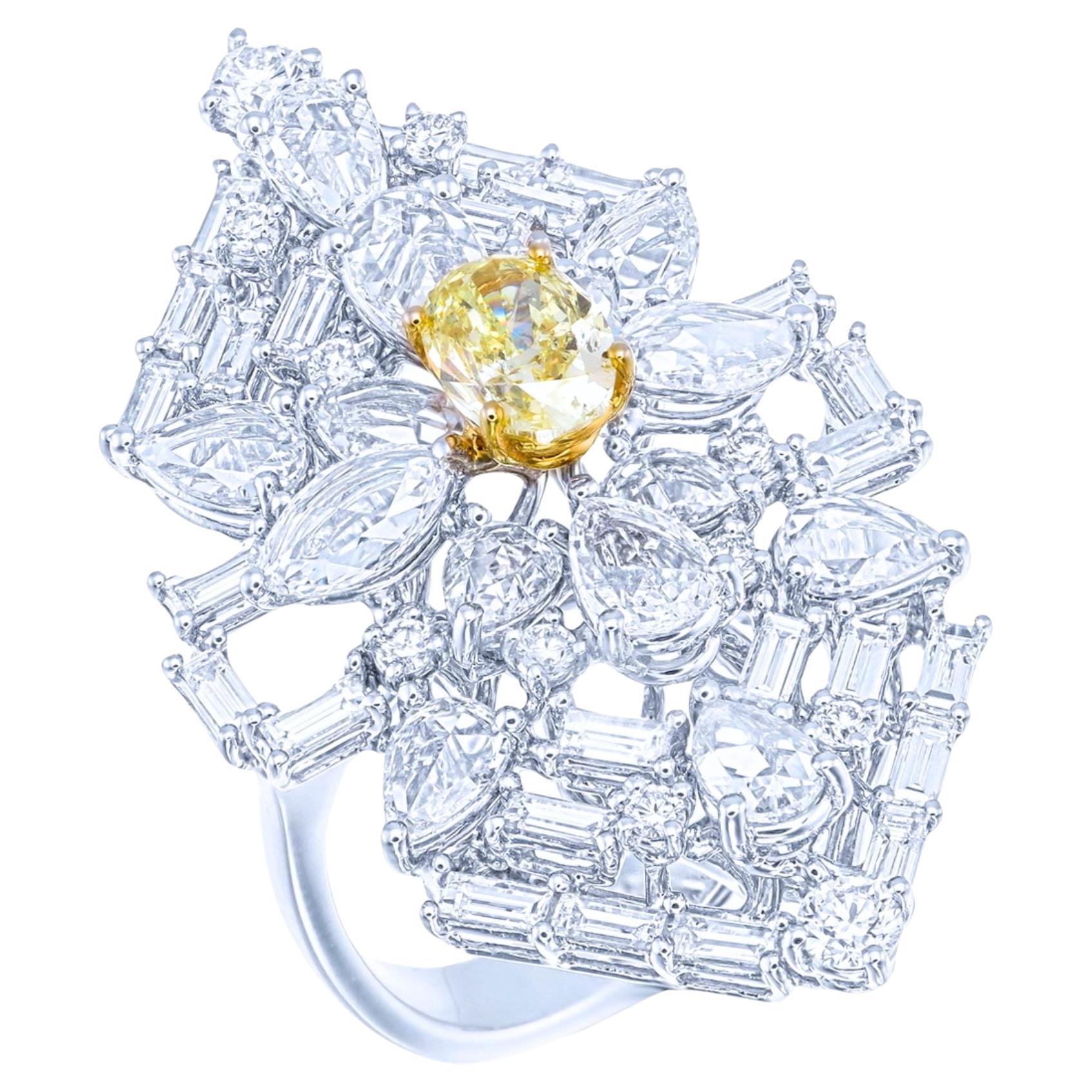 Anillo de diamantes blancos y diamantes ovalados amarillos de fantasía de 1,02 quilates en venta