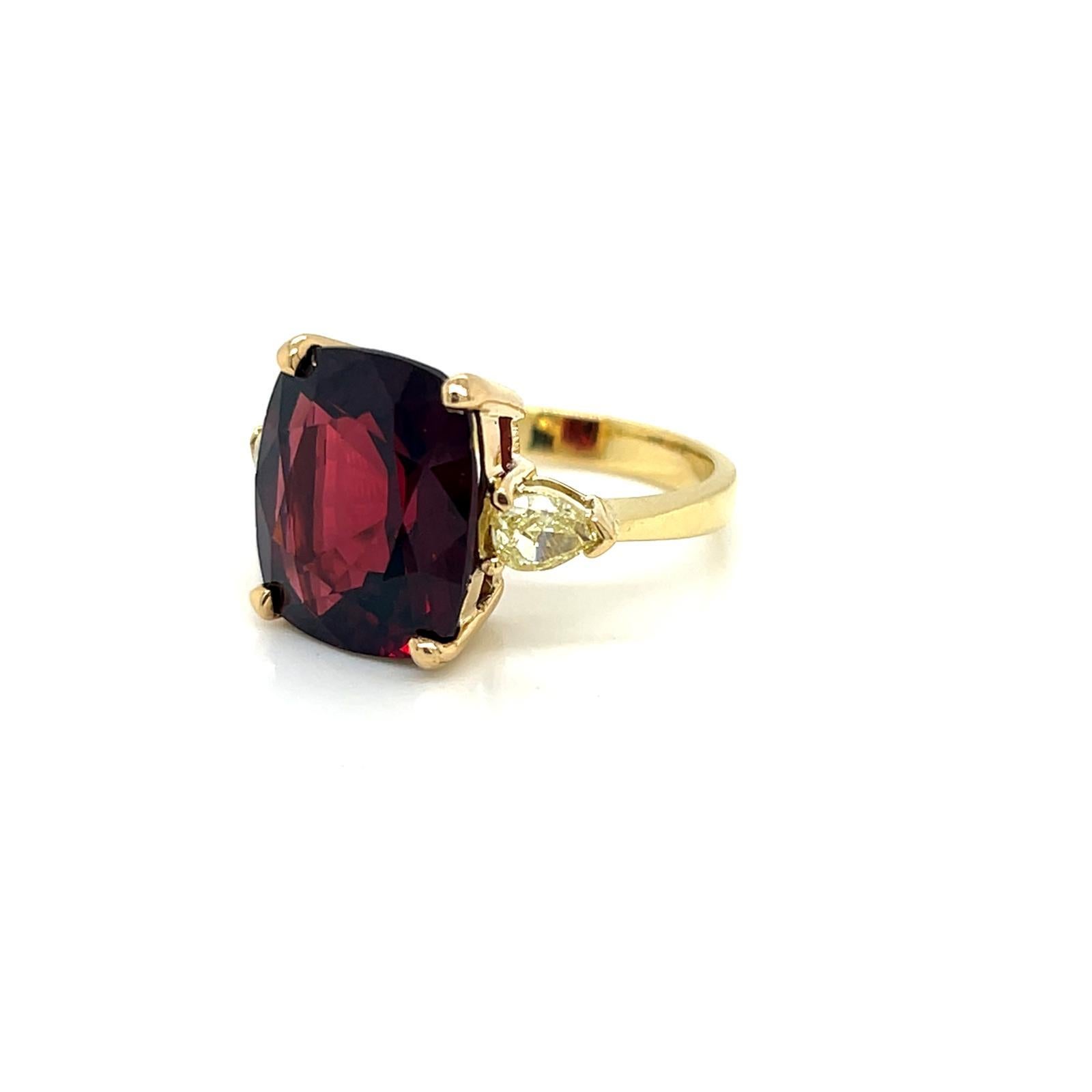 For Sale:  10.2 Carat Garnet and Yellow Diamond Three Stone Ring in 18K Yellow Gold 4