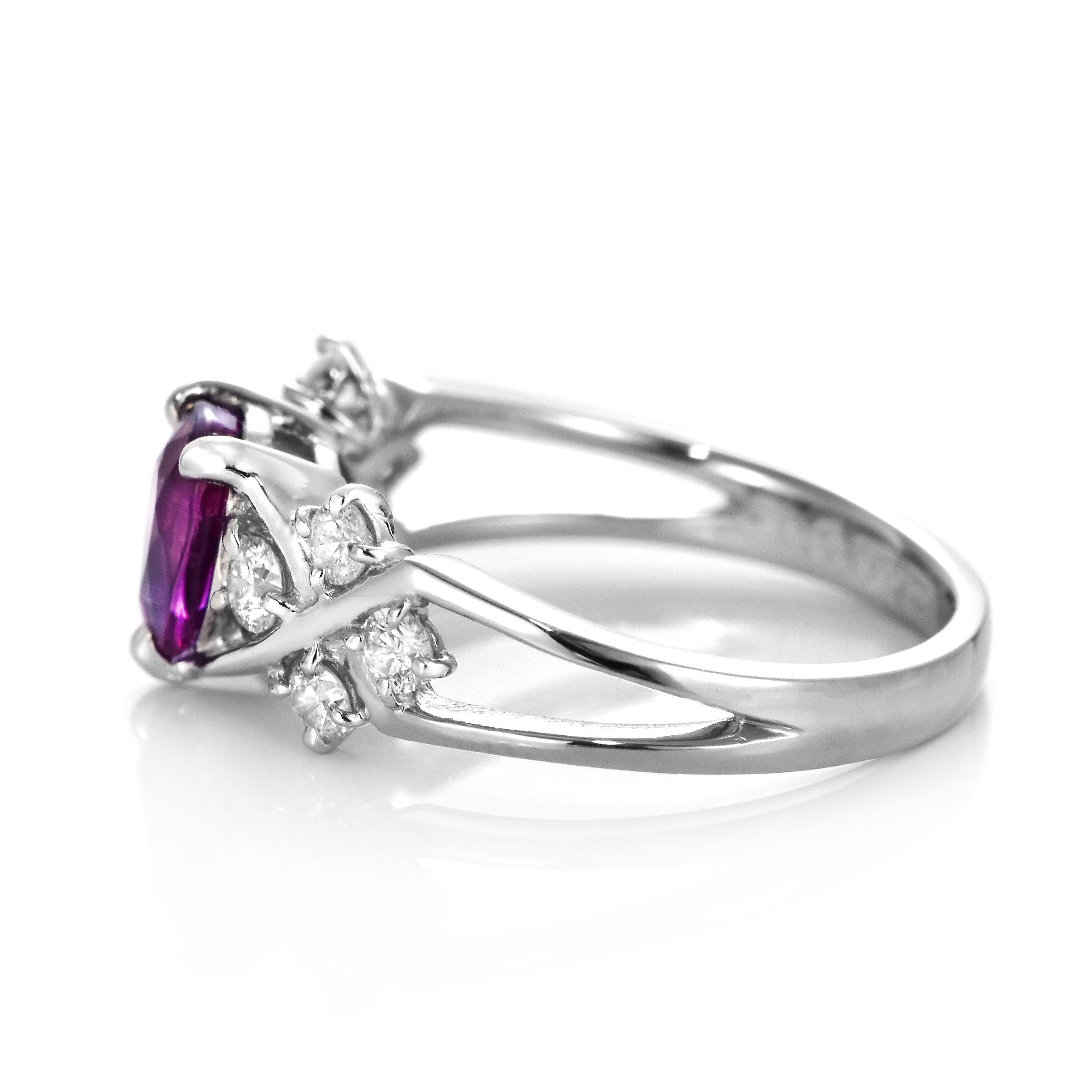1,02 Karat natürlicher Rubin und Diamant-Cluster-Ring aus Platin im Angebot 5