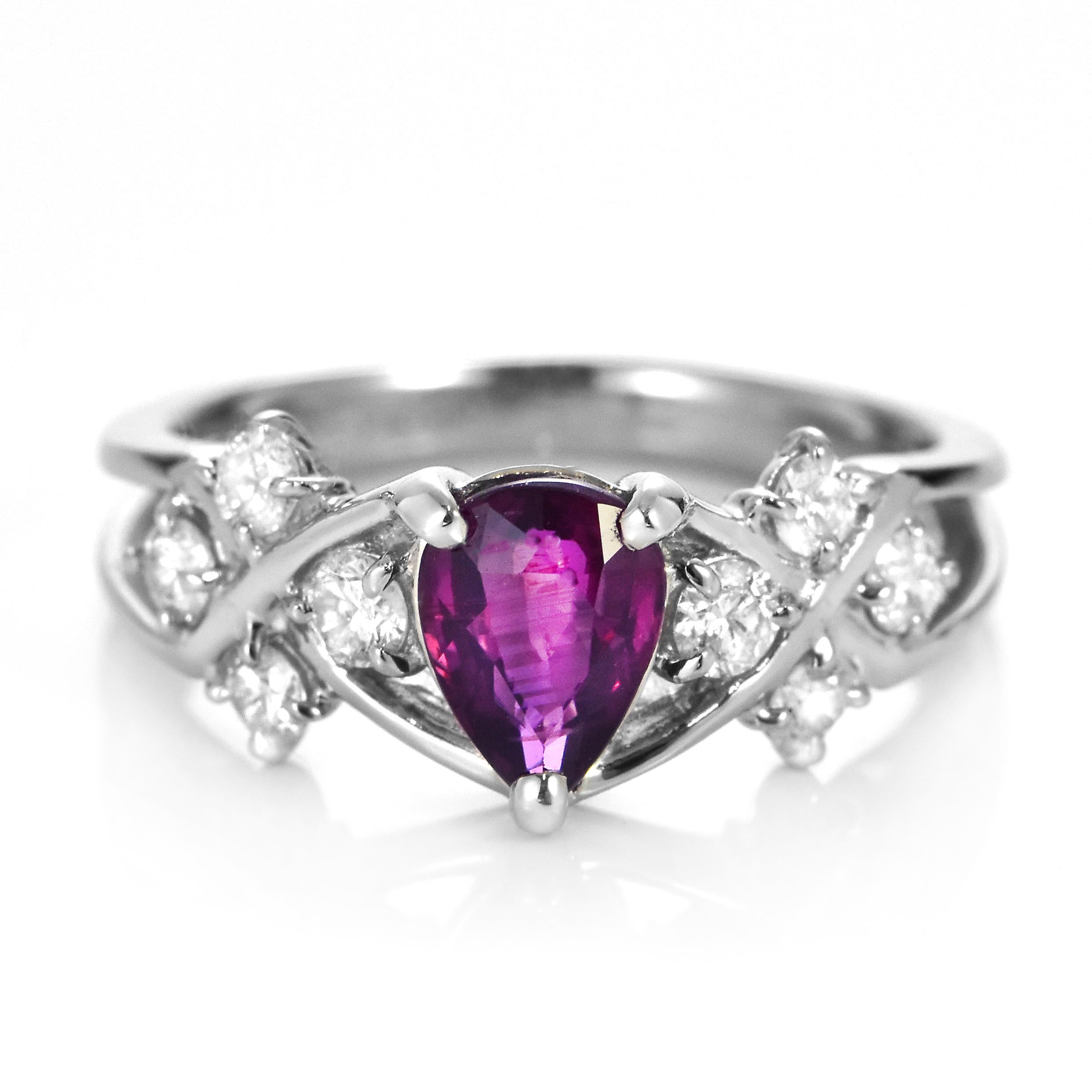 Ein wunderschöner Ring aus Platin mit einem natürlichen Rubin von 1,021 Karat und Diamanten von 0,40 Karat. Rubine werden im Sanskrit als 