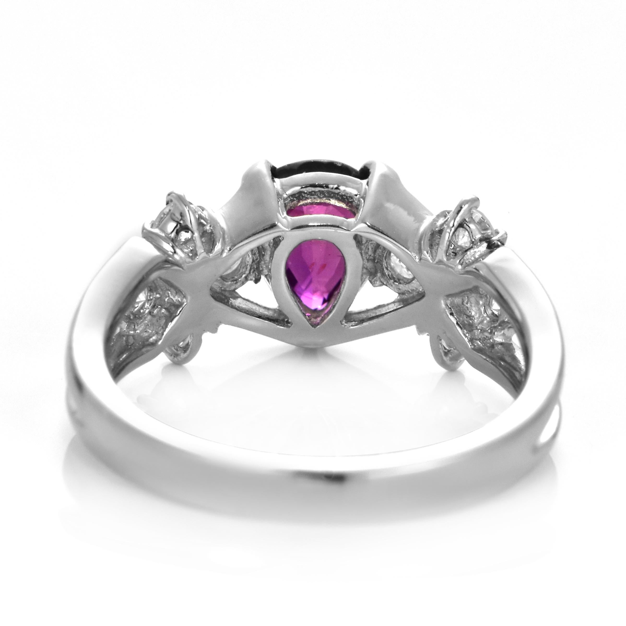1,02 Karat natürlicher Rubin und Diamant-Cluster-Ring aus Platin (Moderne) im Angebot