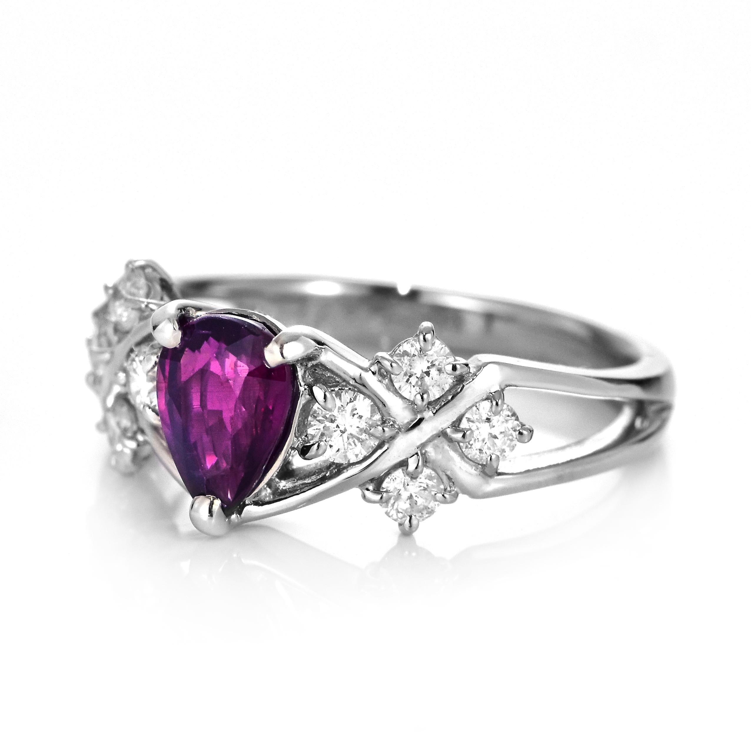 1,02 Karat natürlicher Rubin und Diamant-Cluster-Ring aus Platin (Tropfenschliff) im Angebot