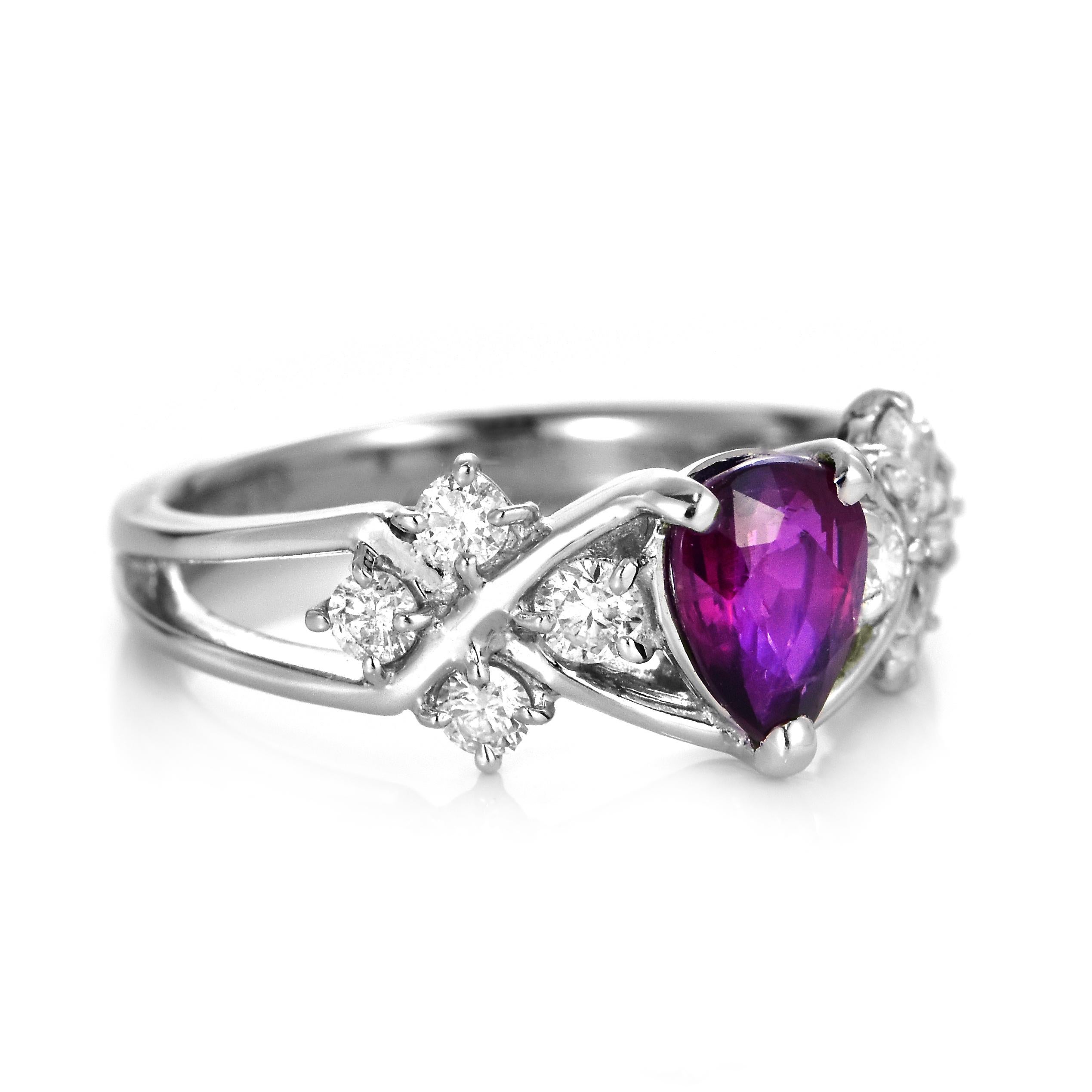 1,02 Karat natürlicher Rubin und Diamant-Cluster-Ring aus Platin im Zustand „Hervorragend“ im Angebot in Tokyo, JP