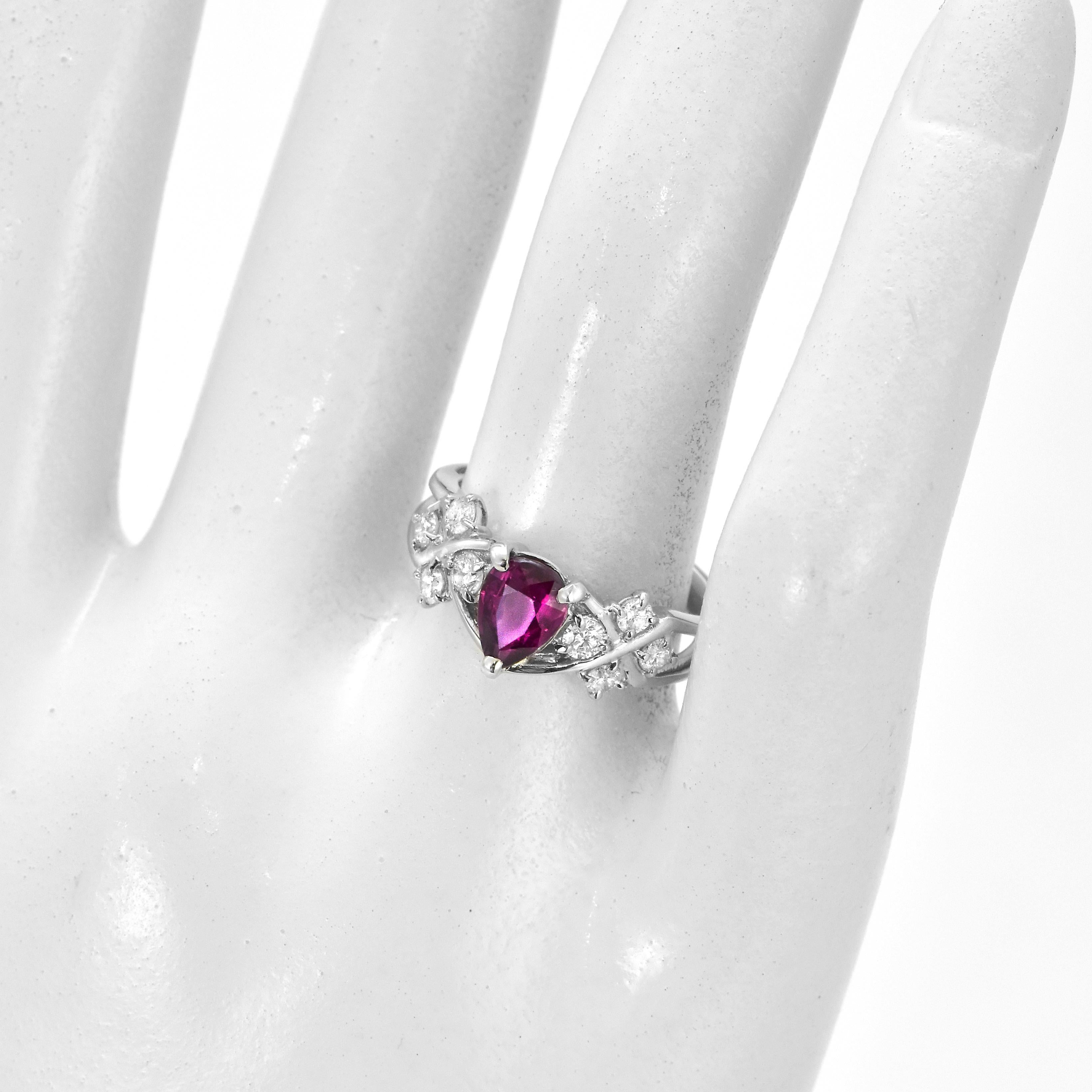 1,02 Karat natürlicher Rubin und Diamant-Cluster-Ring aus Platin Damen im Angebot