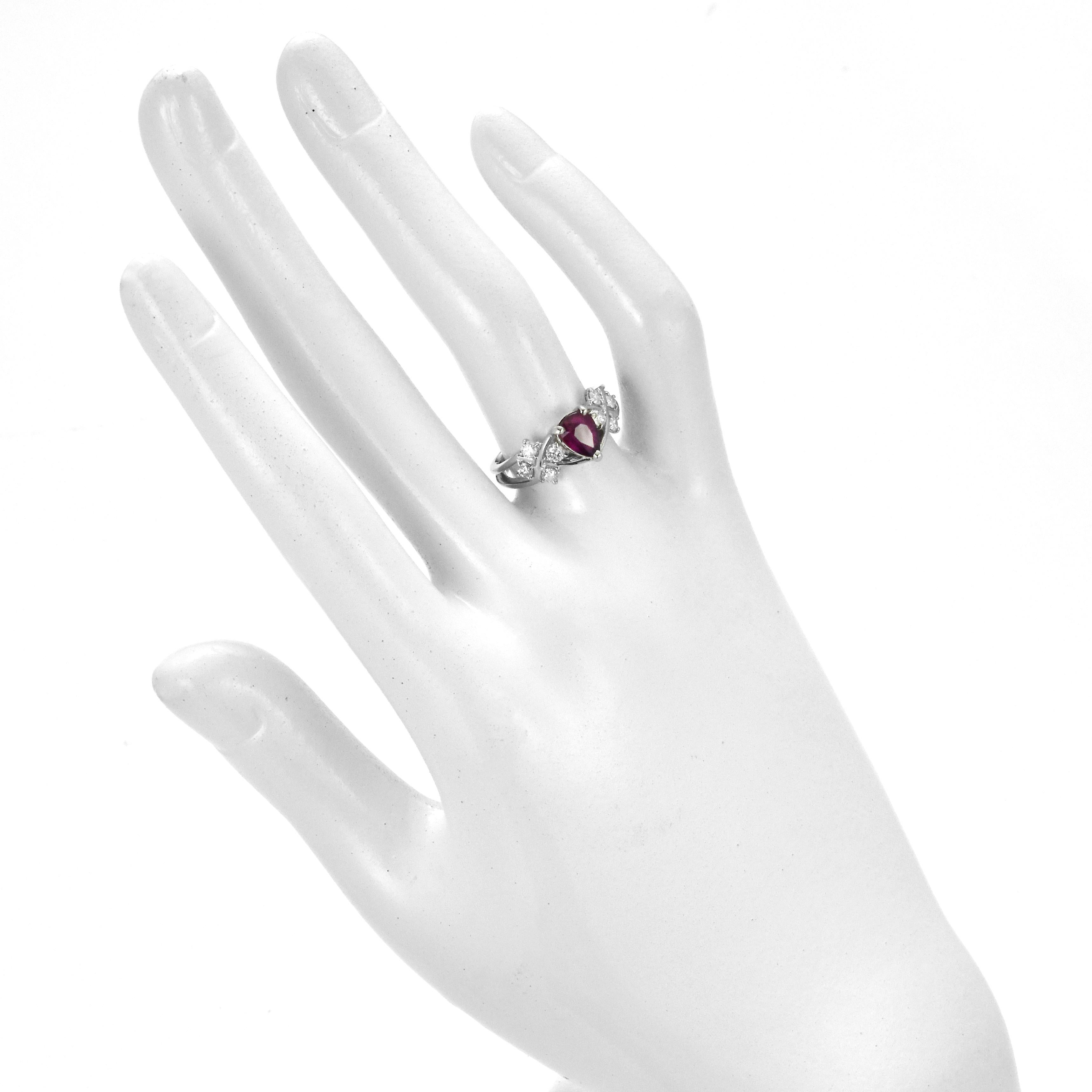 1,02 Karat natürlicher Rubin und Diamant-Cluster-Ring aus Platin im Angebot 1