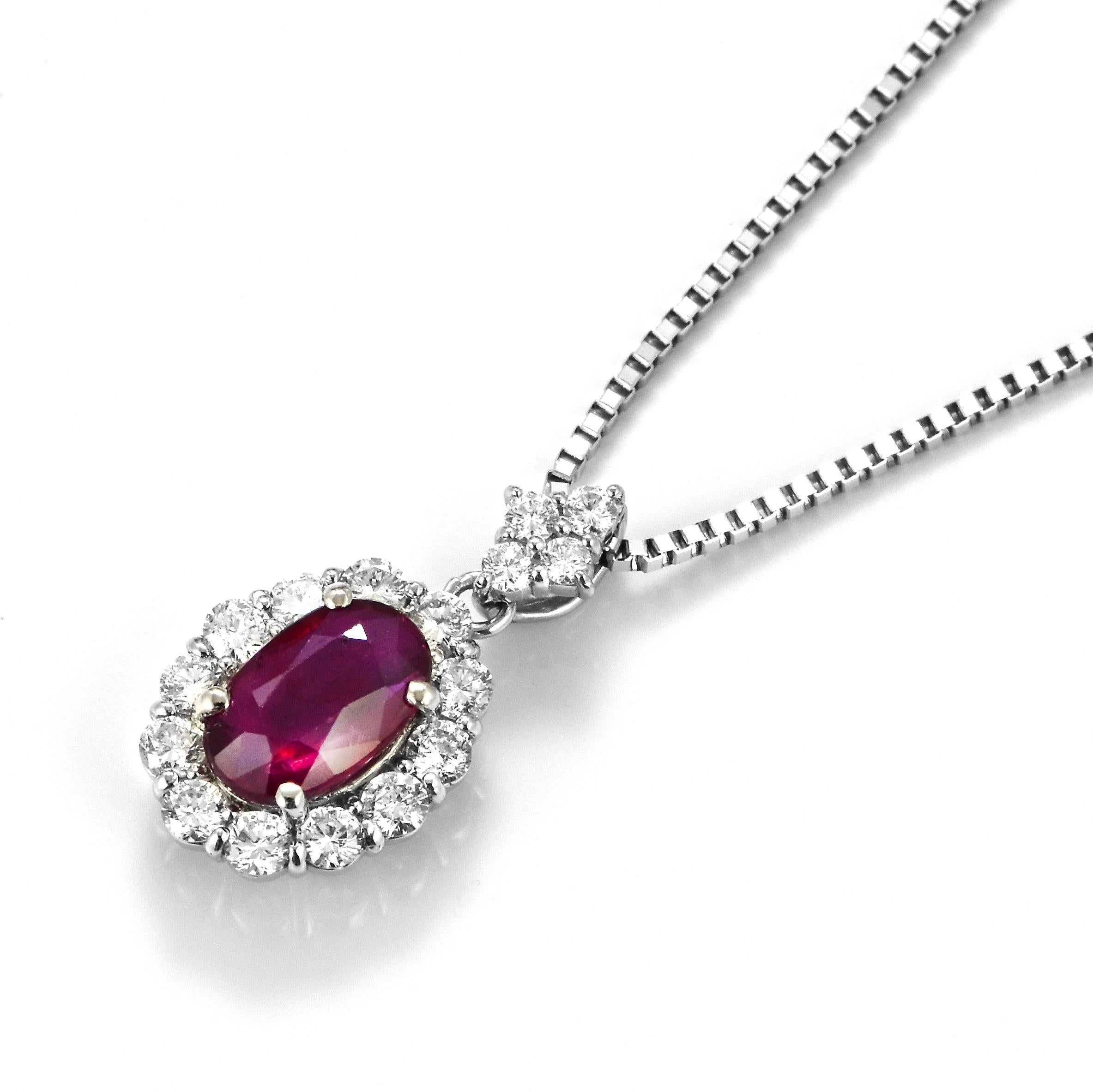 Precioso colgante de platino con 1,02 quilates de rubí natural no tratado, sangre de paloma, certificado por el AIGS, y 0,41 quilates de diamantes. En sánscrito, los rubíes reciben el nombre de 
