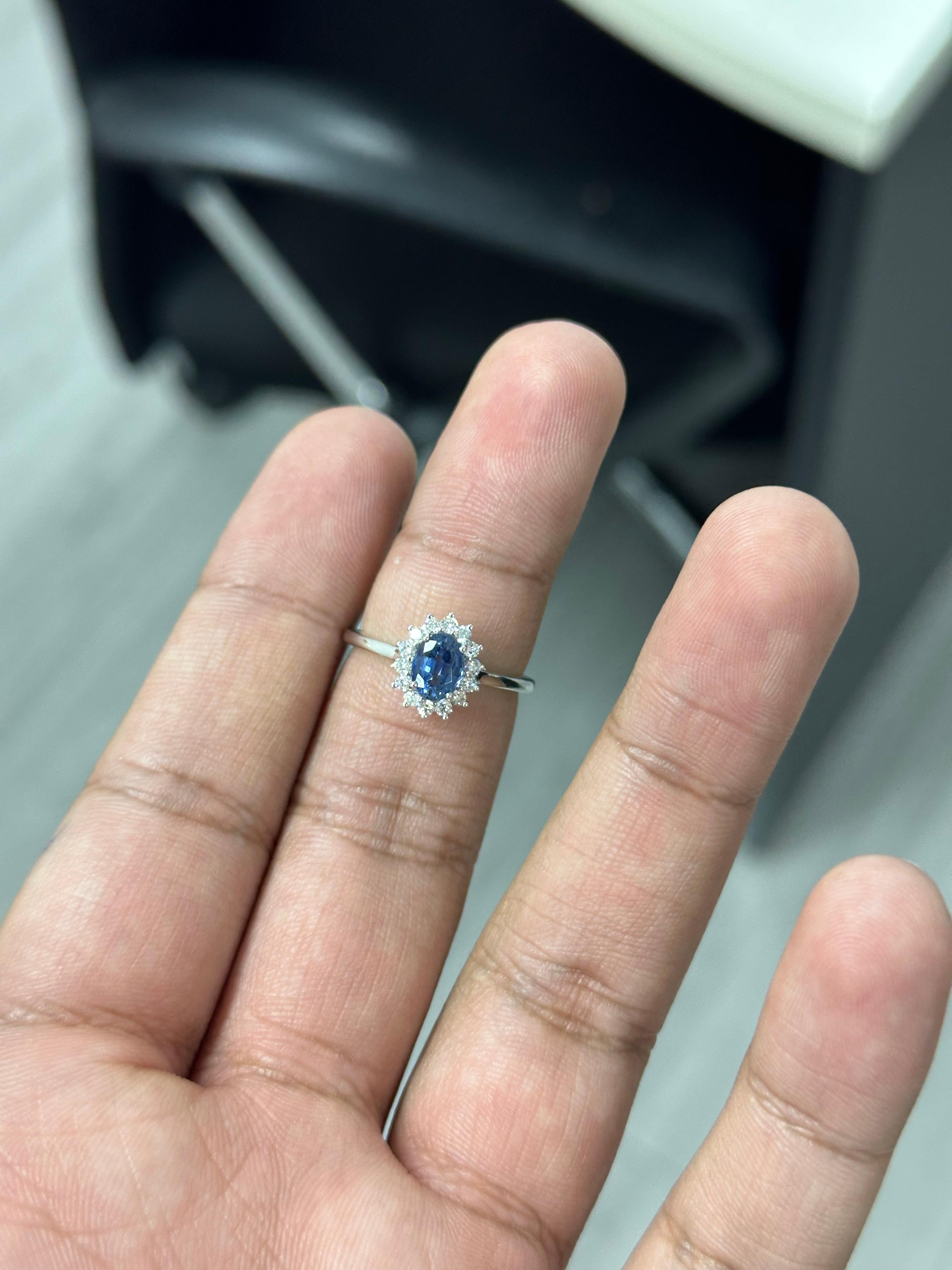 Rayonnant d'une élégance intemporelle, cette pièce extraordinaire a été spécialement conçue pour accentuer la beauté hypnotique de ce saphir bleu bleuet envoûtant.

Le saphir, emblème royal d'une riche sophistication, arbore une teinte bleu bleuet