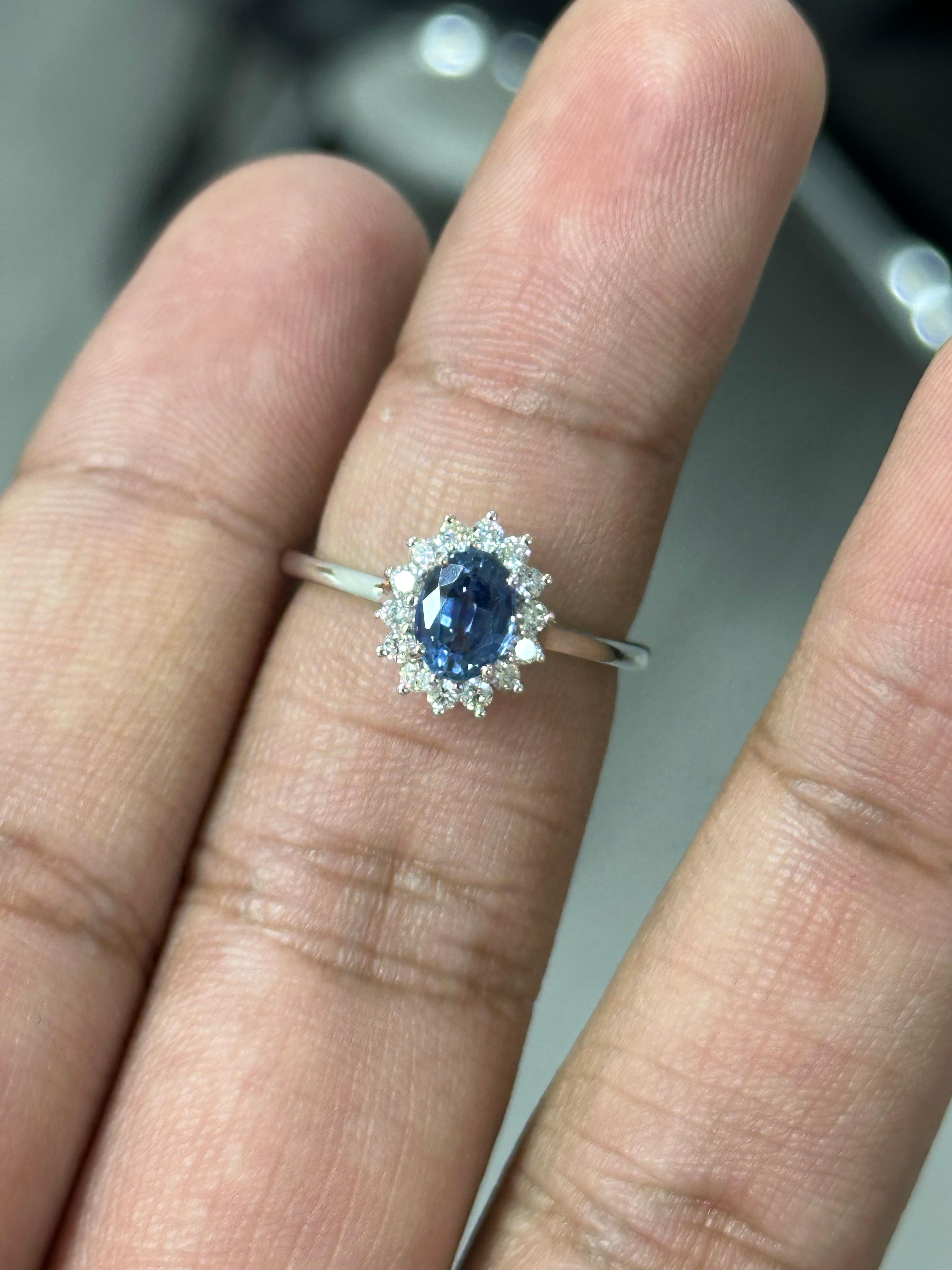 Art déco Bague en or blanc 14 carats avec saphir bleu non chauffé et diamants de 1,02 carat en vente
