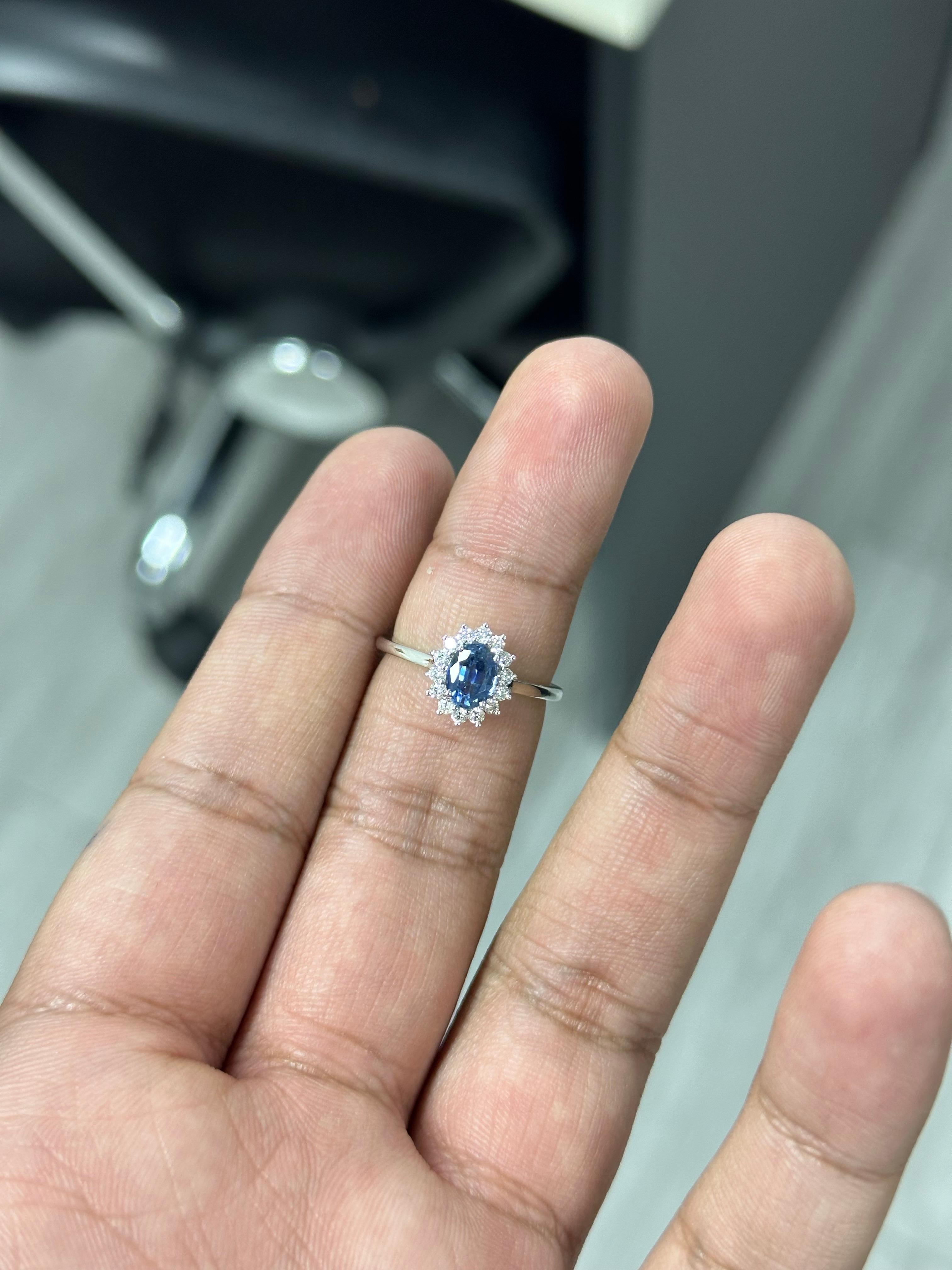 Taille ovale Bague en or blanc 14 carats avec saphir bleu non chauffé et diamants de 1,02 carat en vente