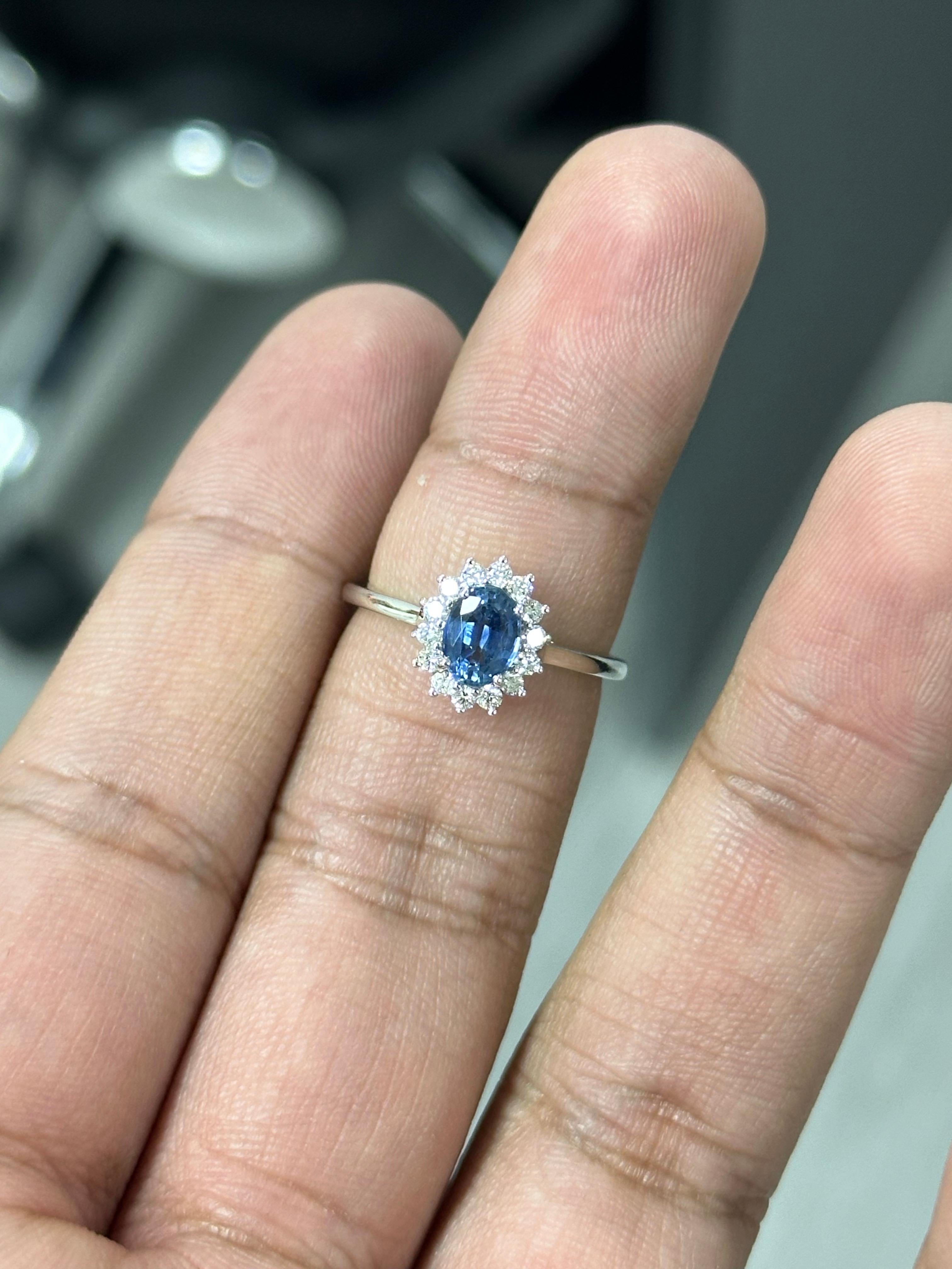 Bague en or blanc 14 carats avec saphir bleu non chauffé et diamants de 1,02 carat Neuf - En vente à Bangkok, TH