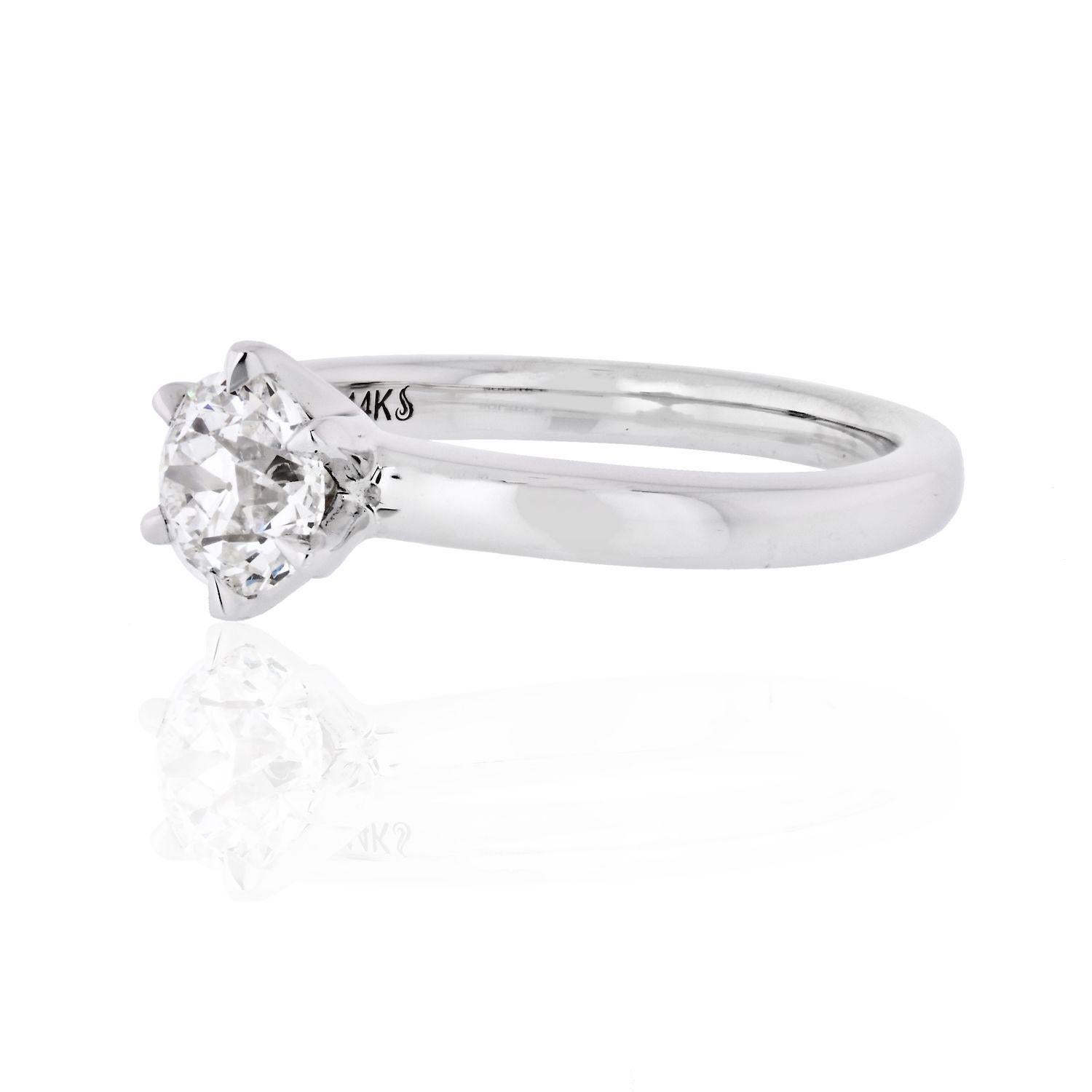 Dieser schlichte und geradlinige Ring ist mit einem 1,02 Karat schweren Diamanten im alteuropäischen Schliff besetzt, der von GIA mit der Farbe G und der Reinheit VS2 zertifiziert wurde. Der mittlere Diamant wird von 6 Zacken gehalten. Der Ring hat