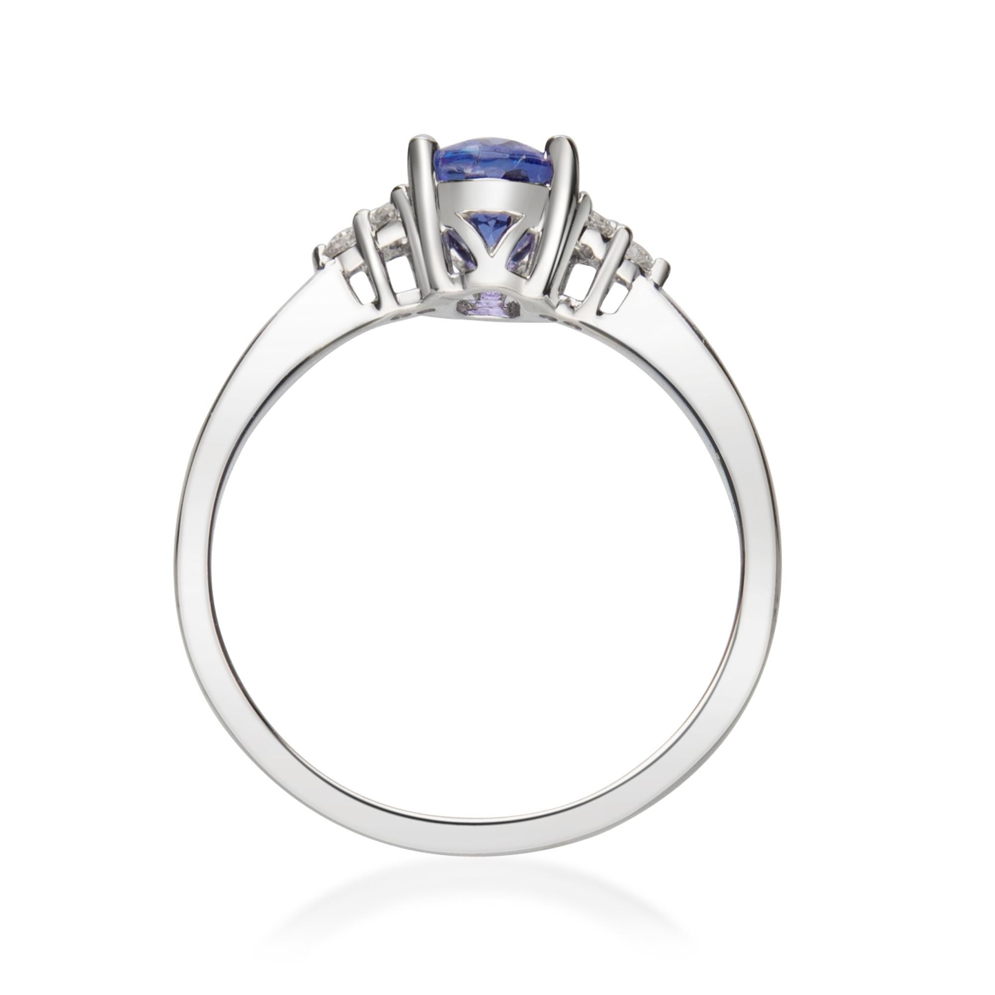 Taille ovale Bague de fiançailles en or blanc 14 carats avec tanzanite taille ovale de 1,02 carat et accents de diamants en vente