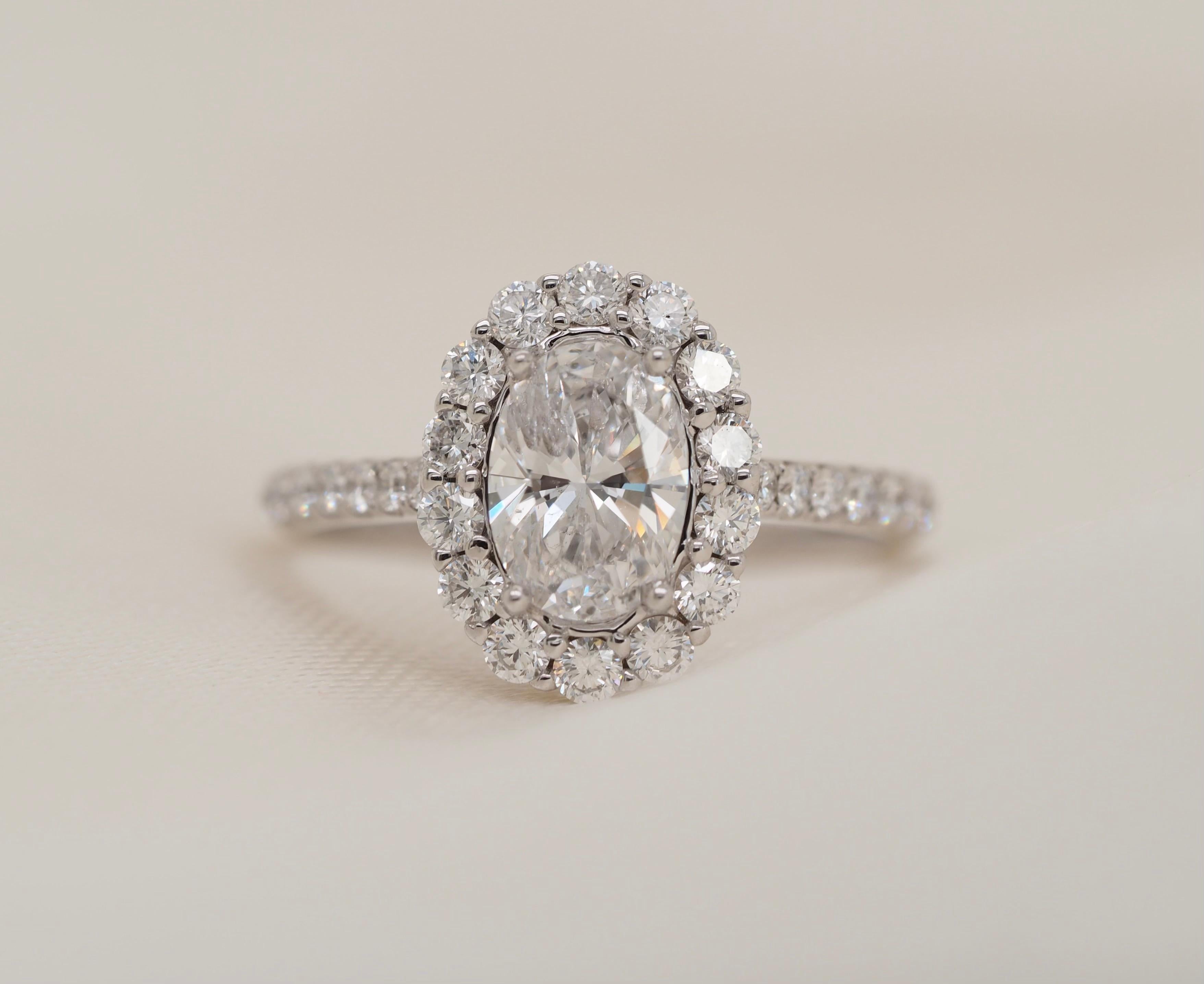 Bague de fiançailles en or blanc 14 carats avec halo de diamants ovales de 1,02 carat Neuf - En vente à Addison, TX