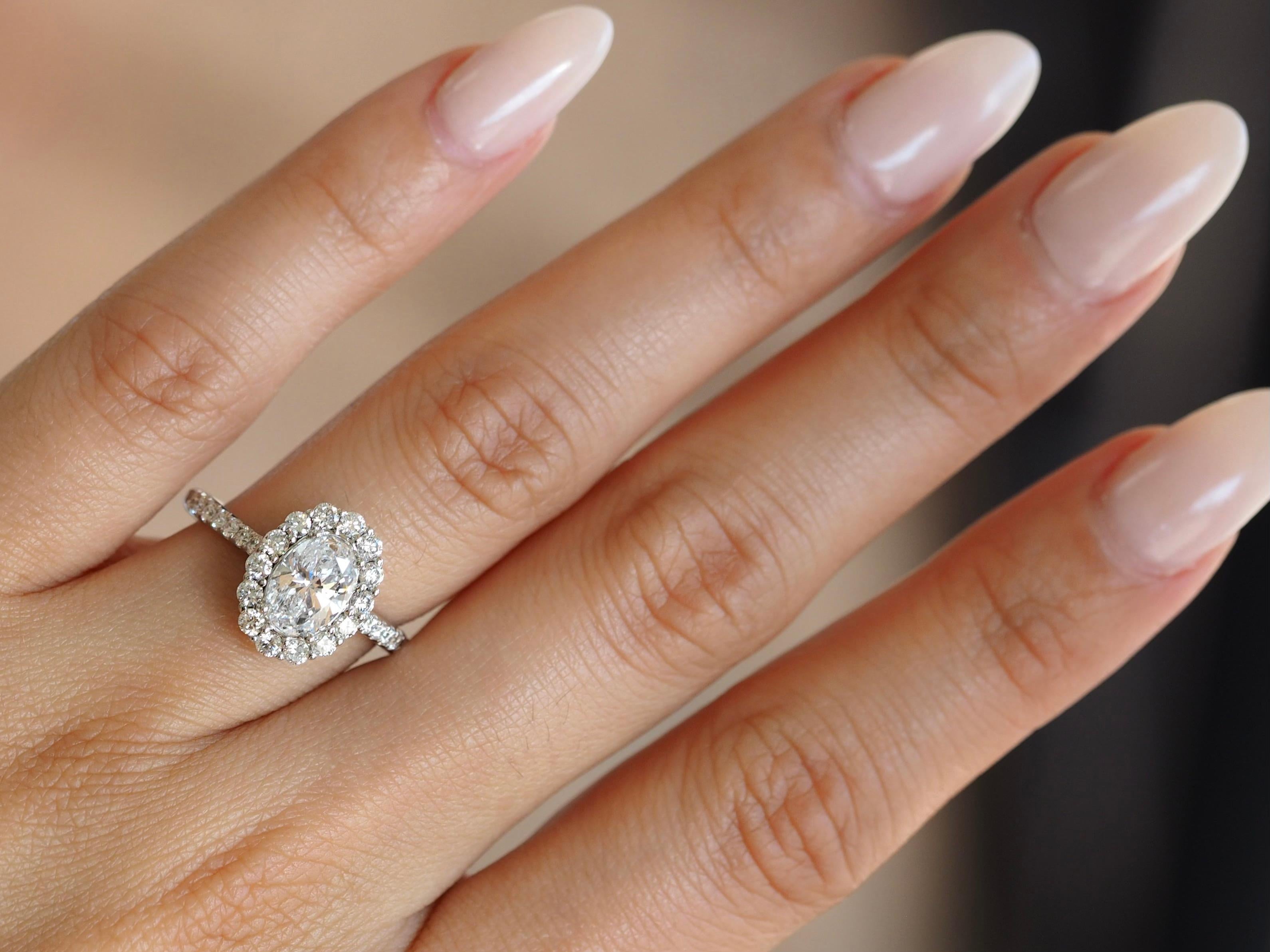Bague de fiançailles en or blanc 14 carats avec halo de diamants ovales de 1,02 carat Pour femmes en vente