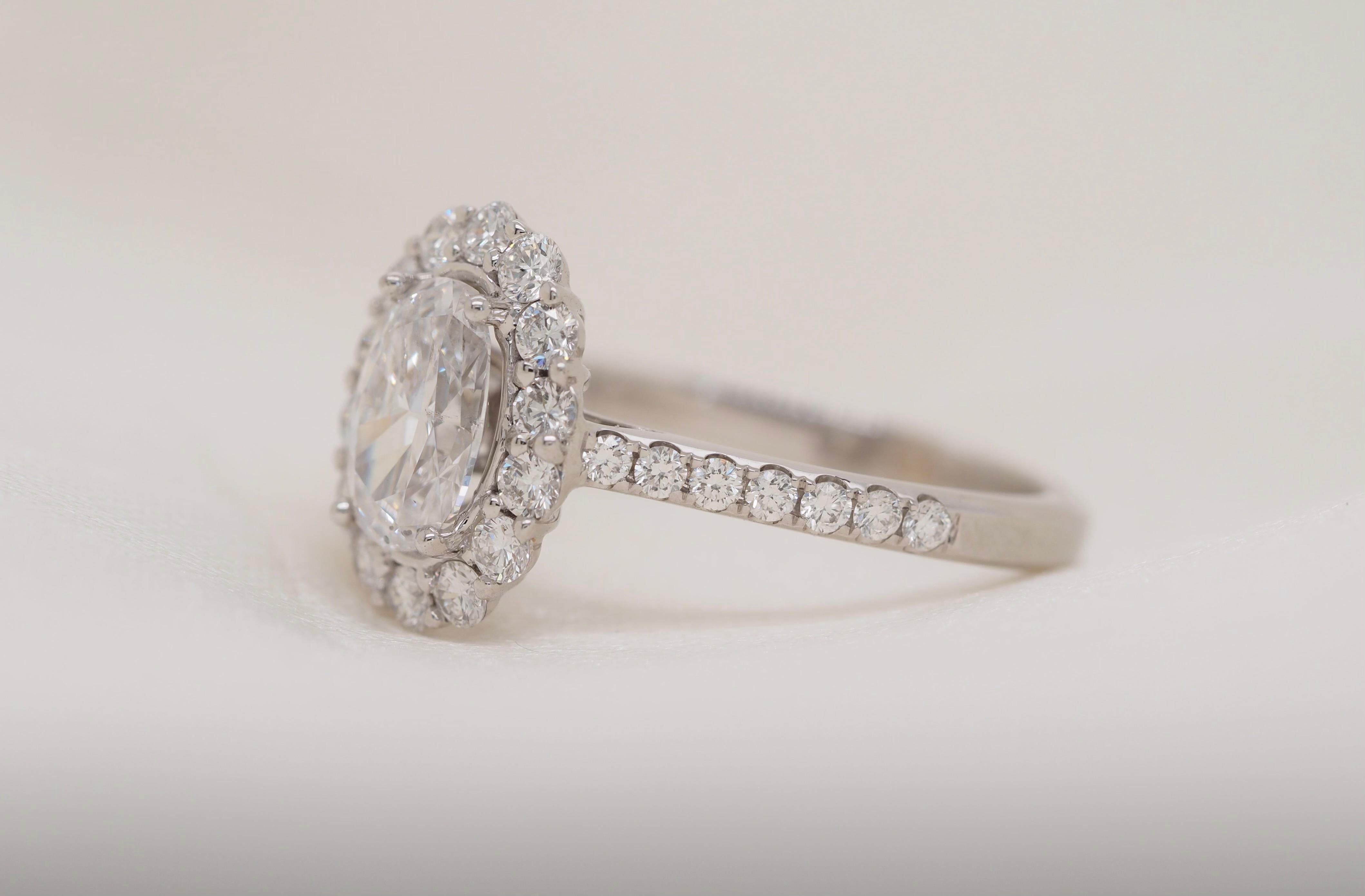 Bague de fiançailles en or blanc 14 carats avec halo de diamants ovales de 1,02 carat en vente 1